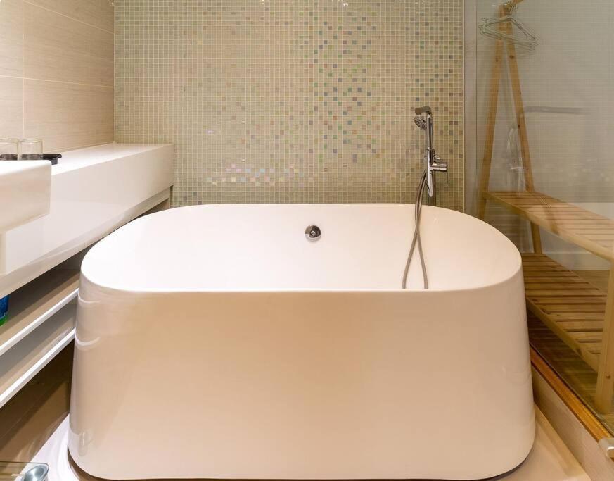 The Rixx Stylish In D1 At Ben Thanh With Netflix Pool Bathtub