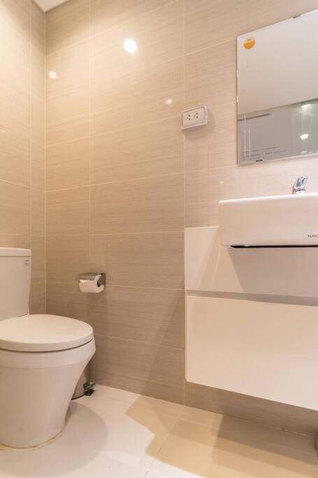 Apartment The Rixx Stylish In D1 At Ben Thanh With Netflix Pool Bathtub