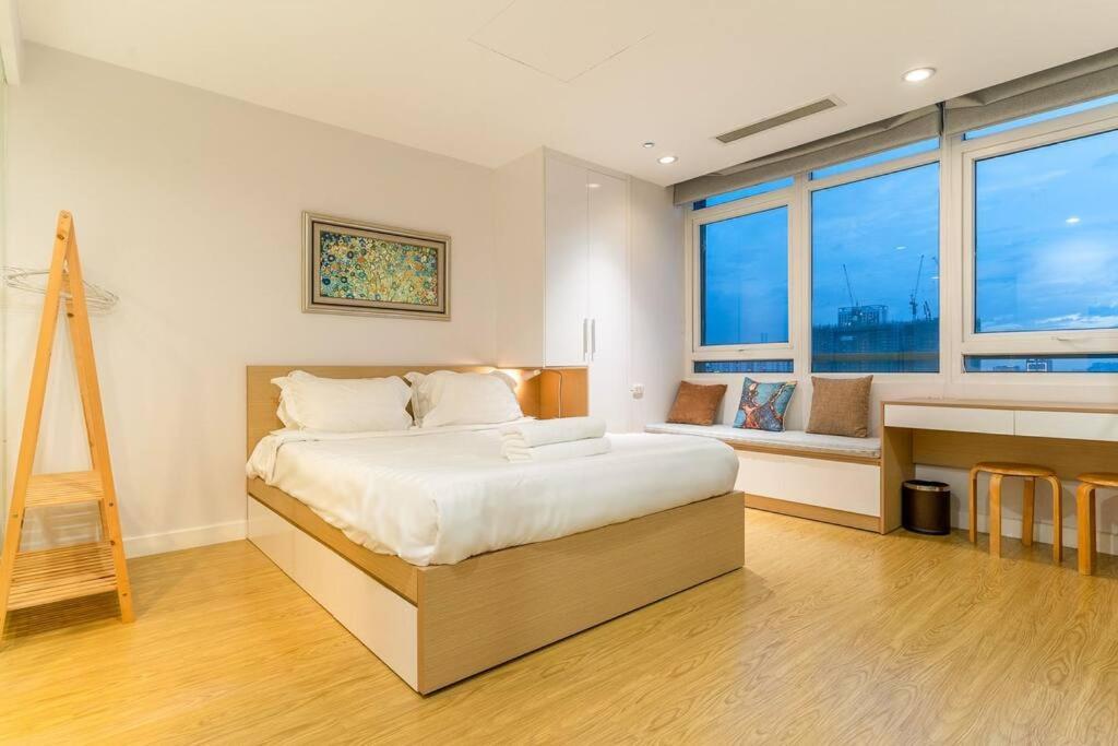 Apartment The Rixx Stylish In D1 At Ben Thanh With Netflix Pool Bathtub