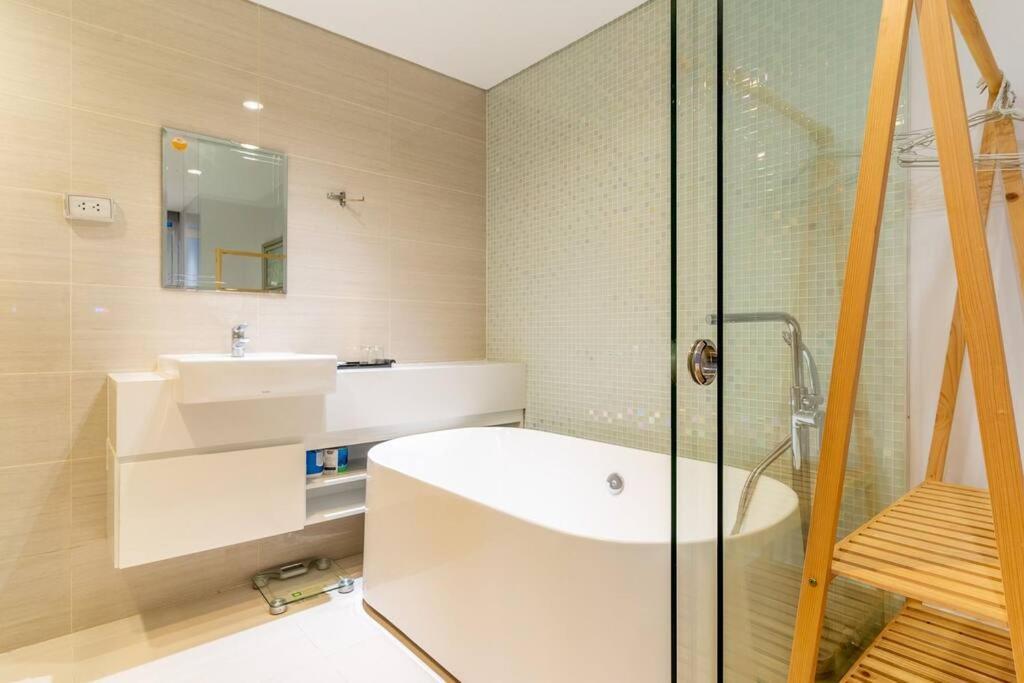 Apartment The Rixx Stylish In D1 At Ben Thanh With Netflix Pool Bathtub Ho Chi Minh City