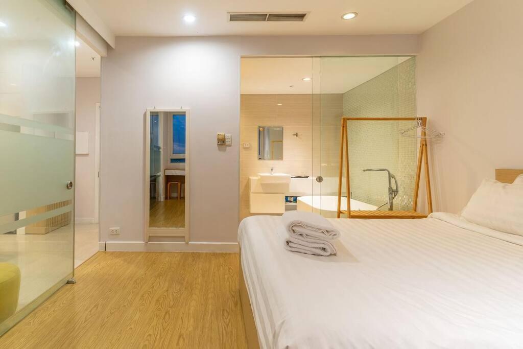 Apartment The Rixx Stylish In D1 At Ben Thanh With Netflix Pool Bathtub *