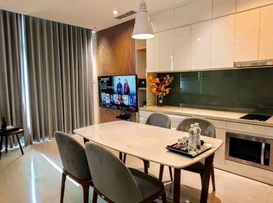 The Rixx Stylish In D1 At Ben Thanh With Netflix Pool Bathtub Apartment *