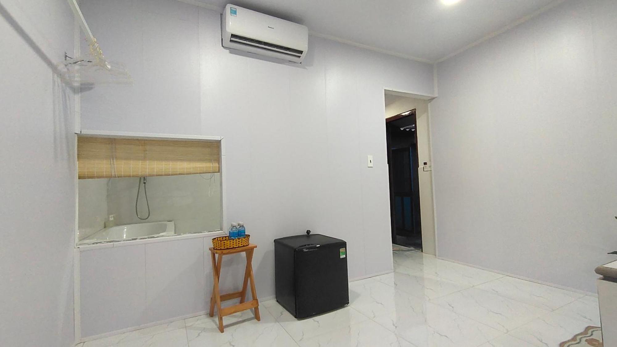 Long Vi - Dao Phu Quy Khách sạn 3*