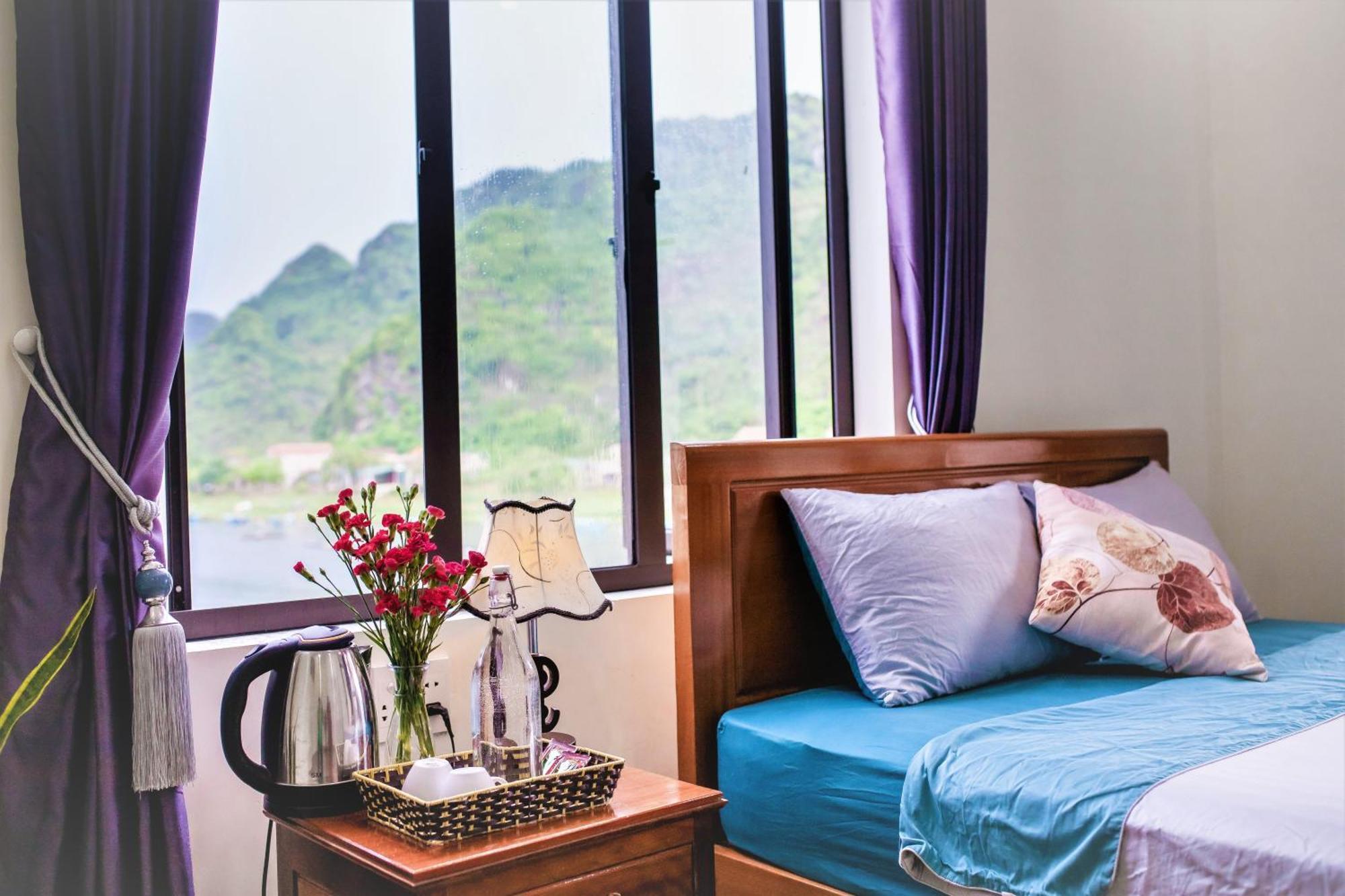 Homestay Funny Monkeys