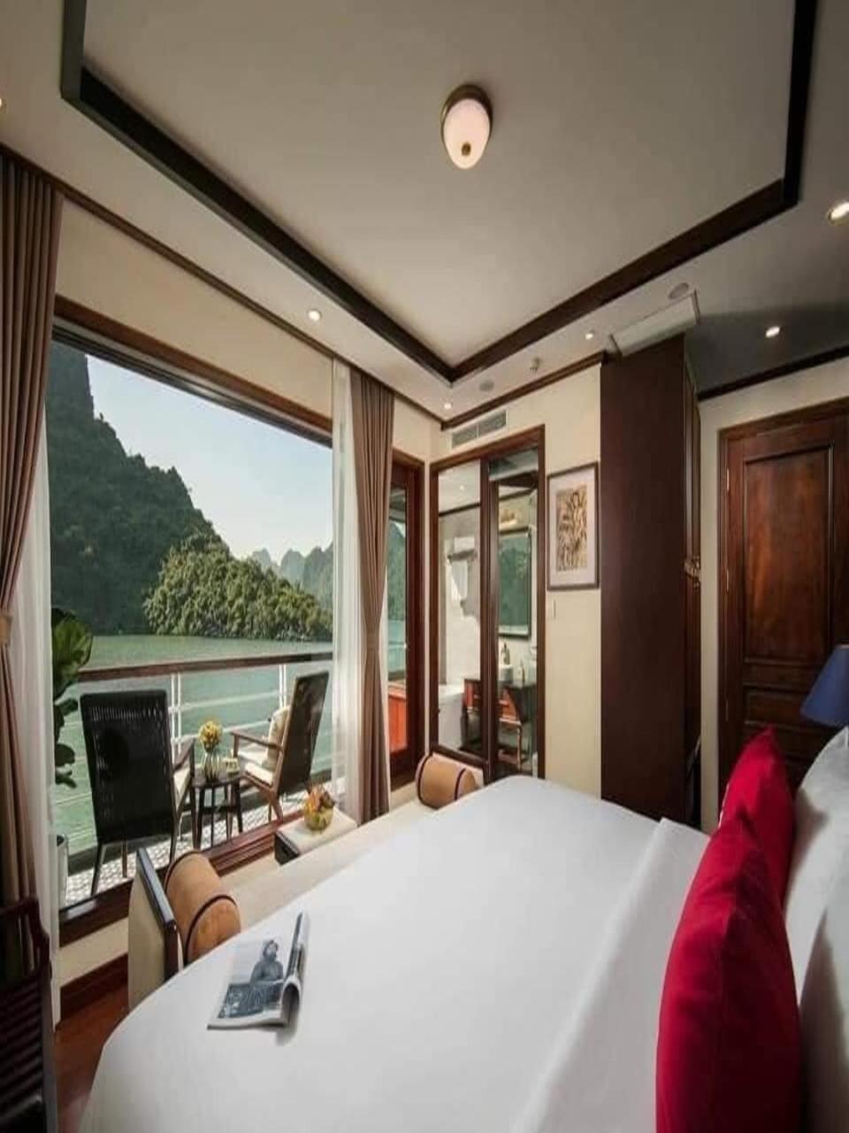 Botel Du Thuyen 5 Sao - Lan Ha Dang Cap Sang Trong Ha Long