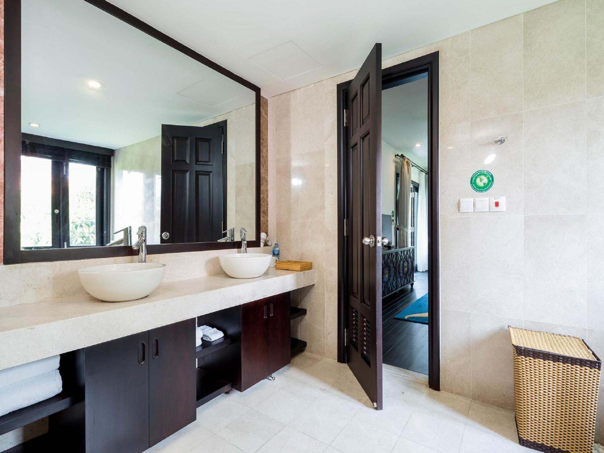 Pool & My Khe 5* Da Nang