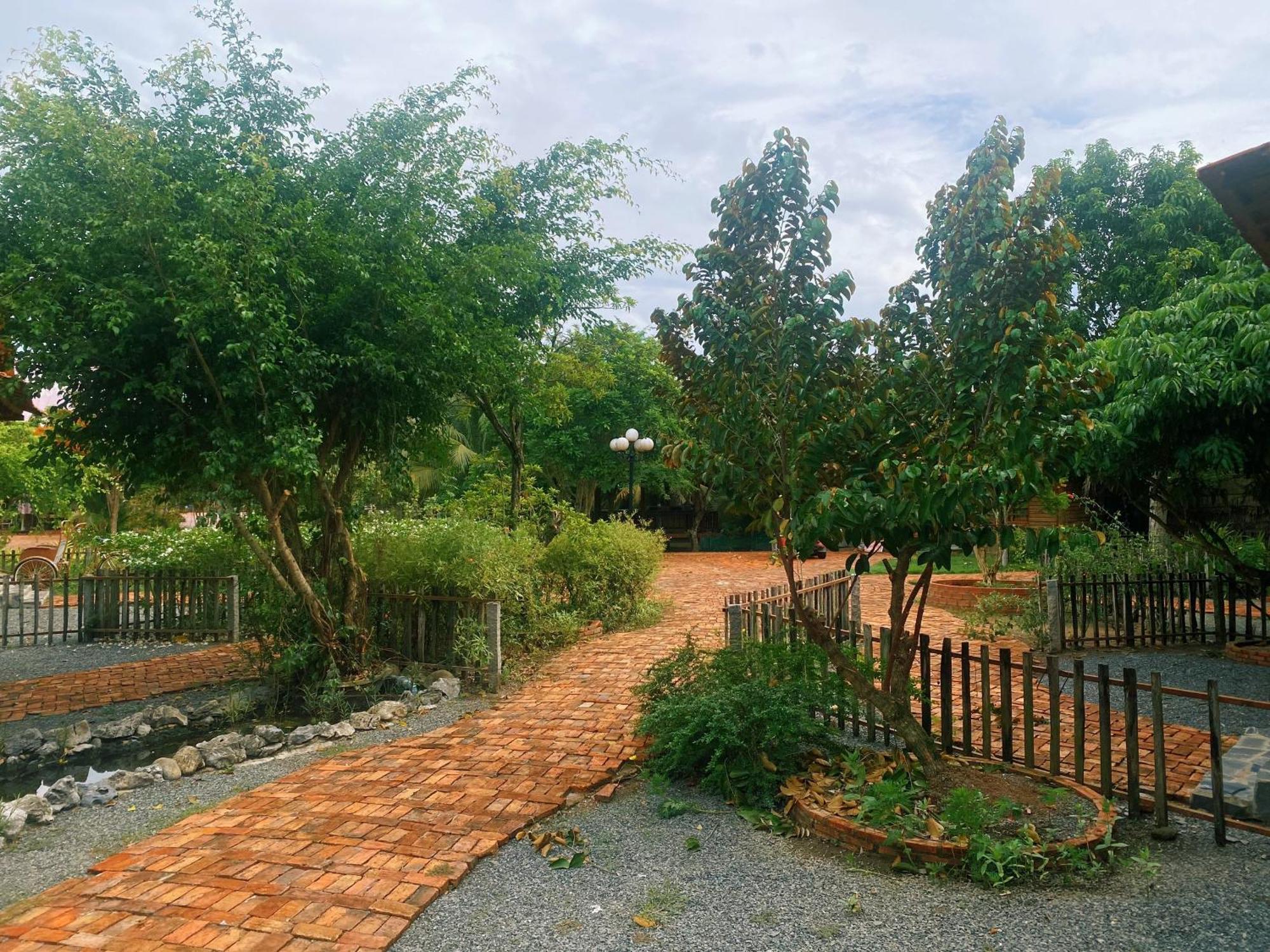 Rooster Mekong Garden & * Ben Tre