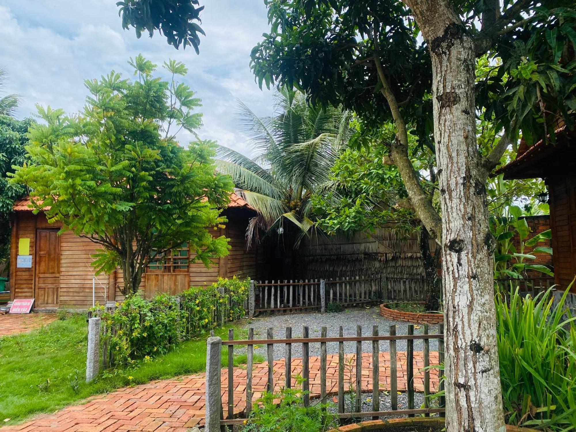 Rooster Mekong Garden & Ben Tre