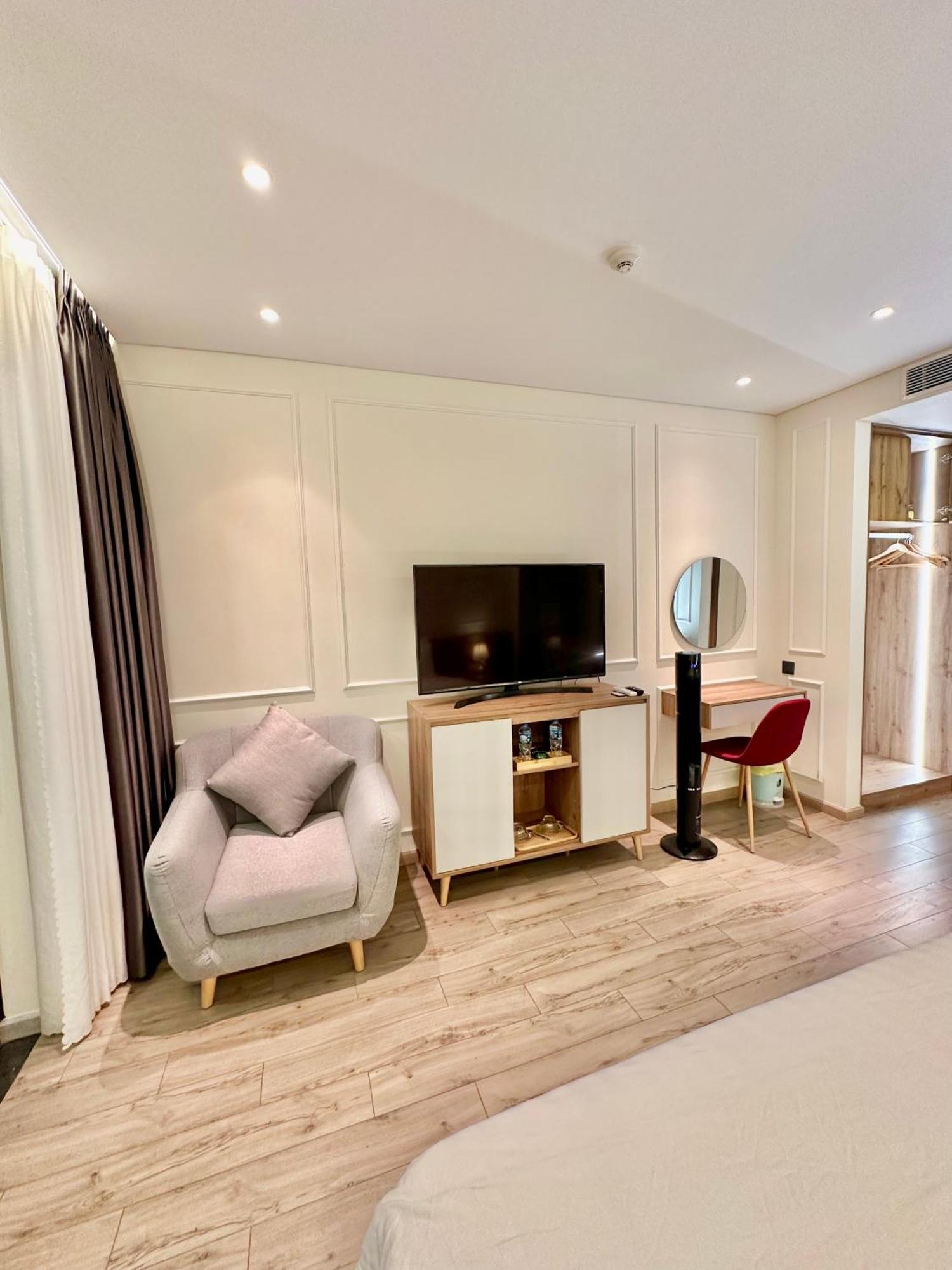 Khách sạn hẻo lánh White House Condotel Phú Yên 3*