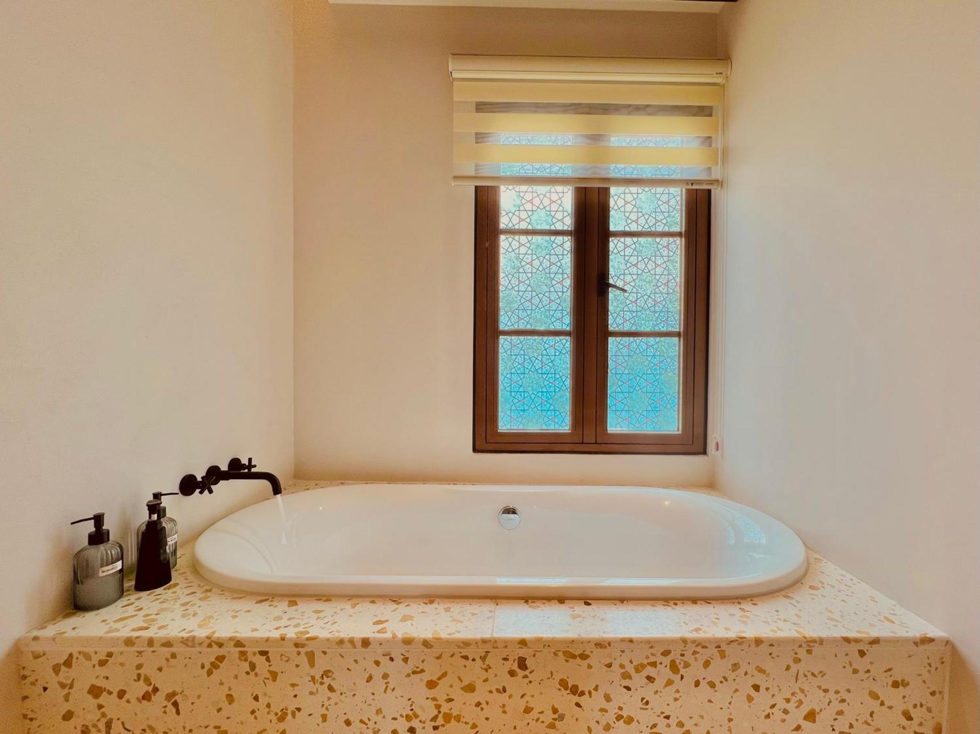 Lotus Cafe Hotel 4*