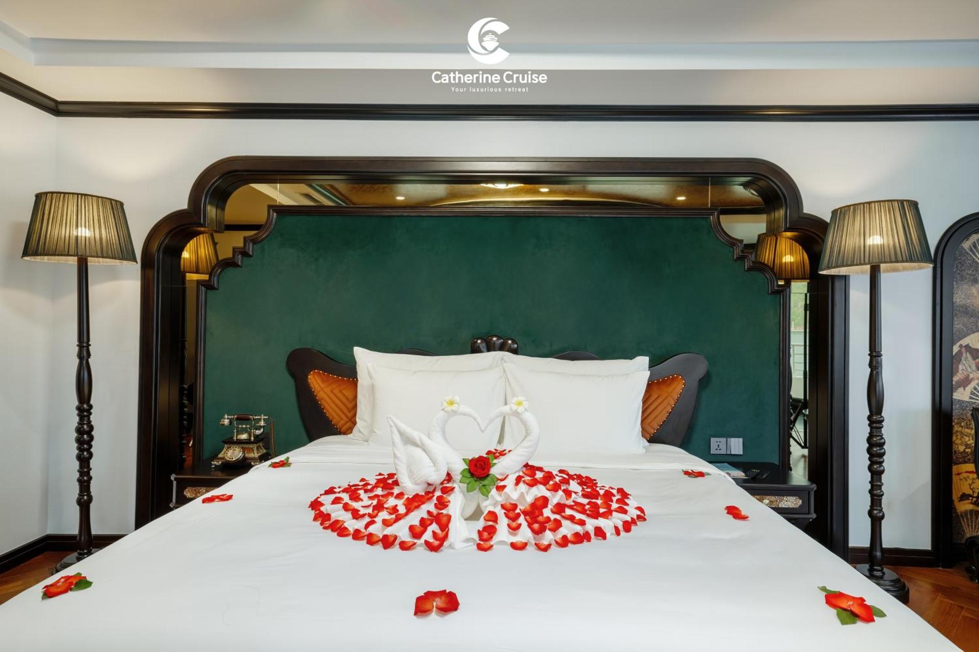 Catherine Cruises Bay  Hạ Long