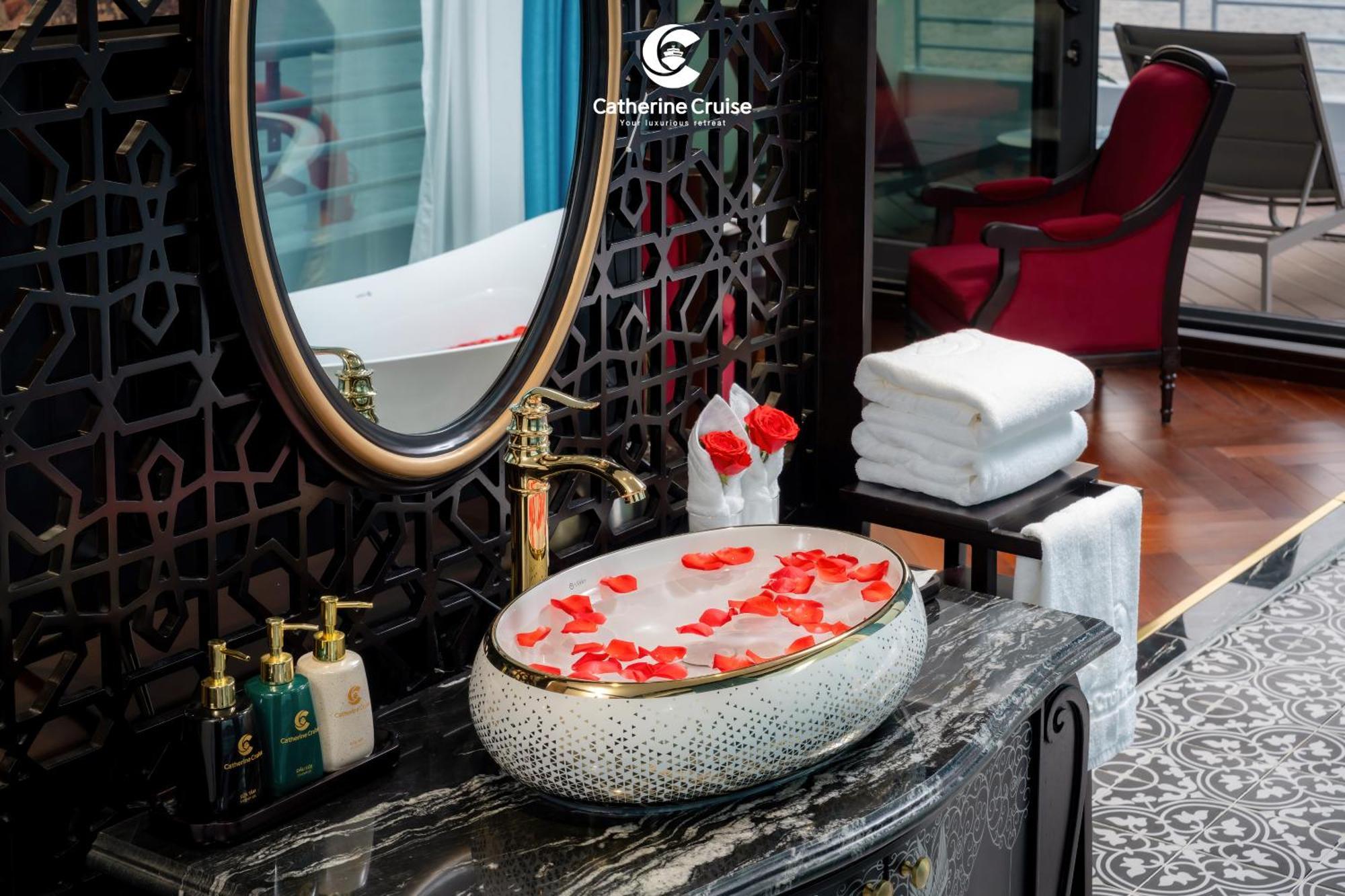 Catherine Cruises Bay