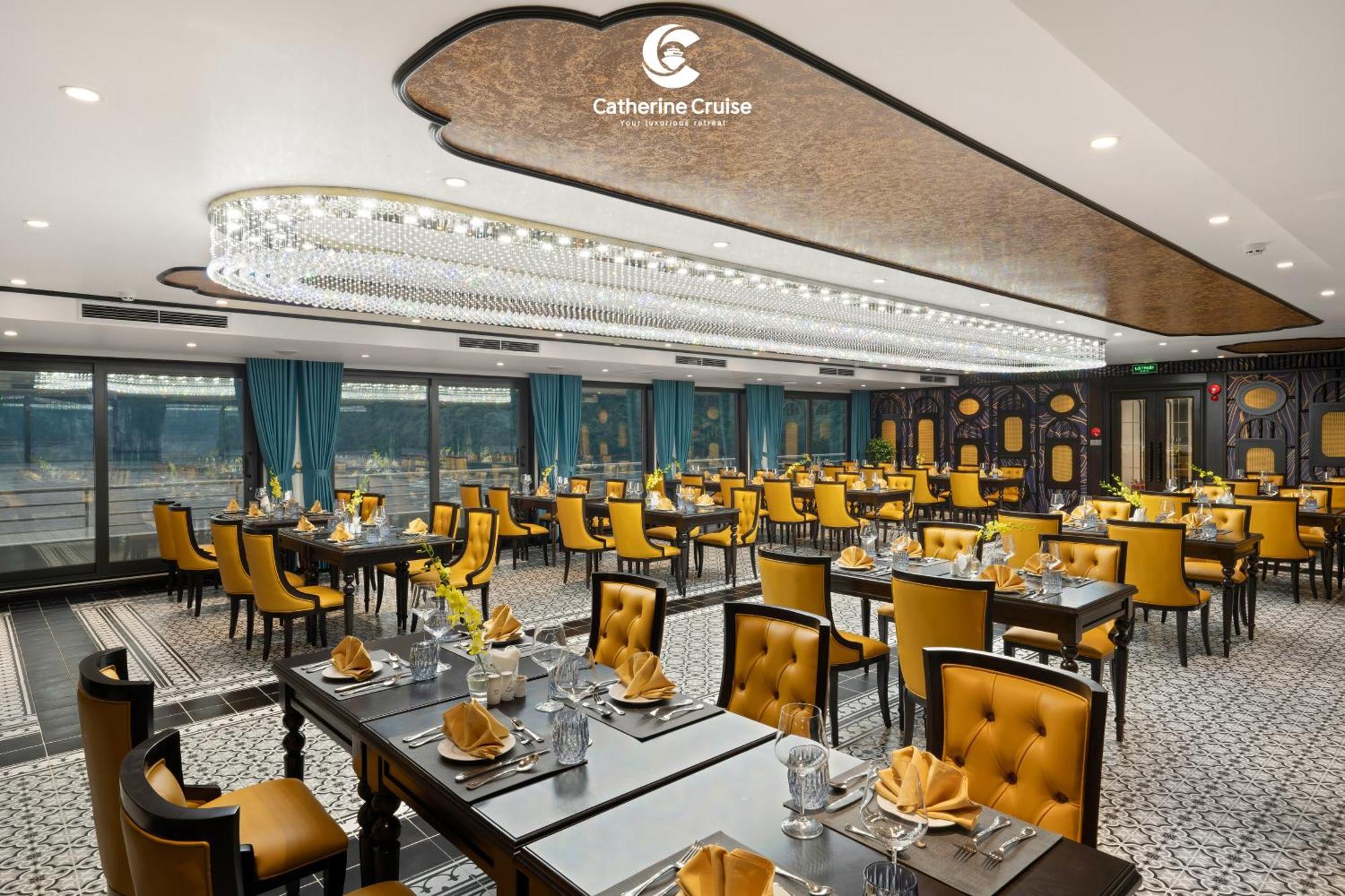 Catherine Cruises Bay