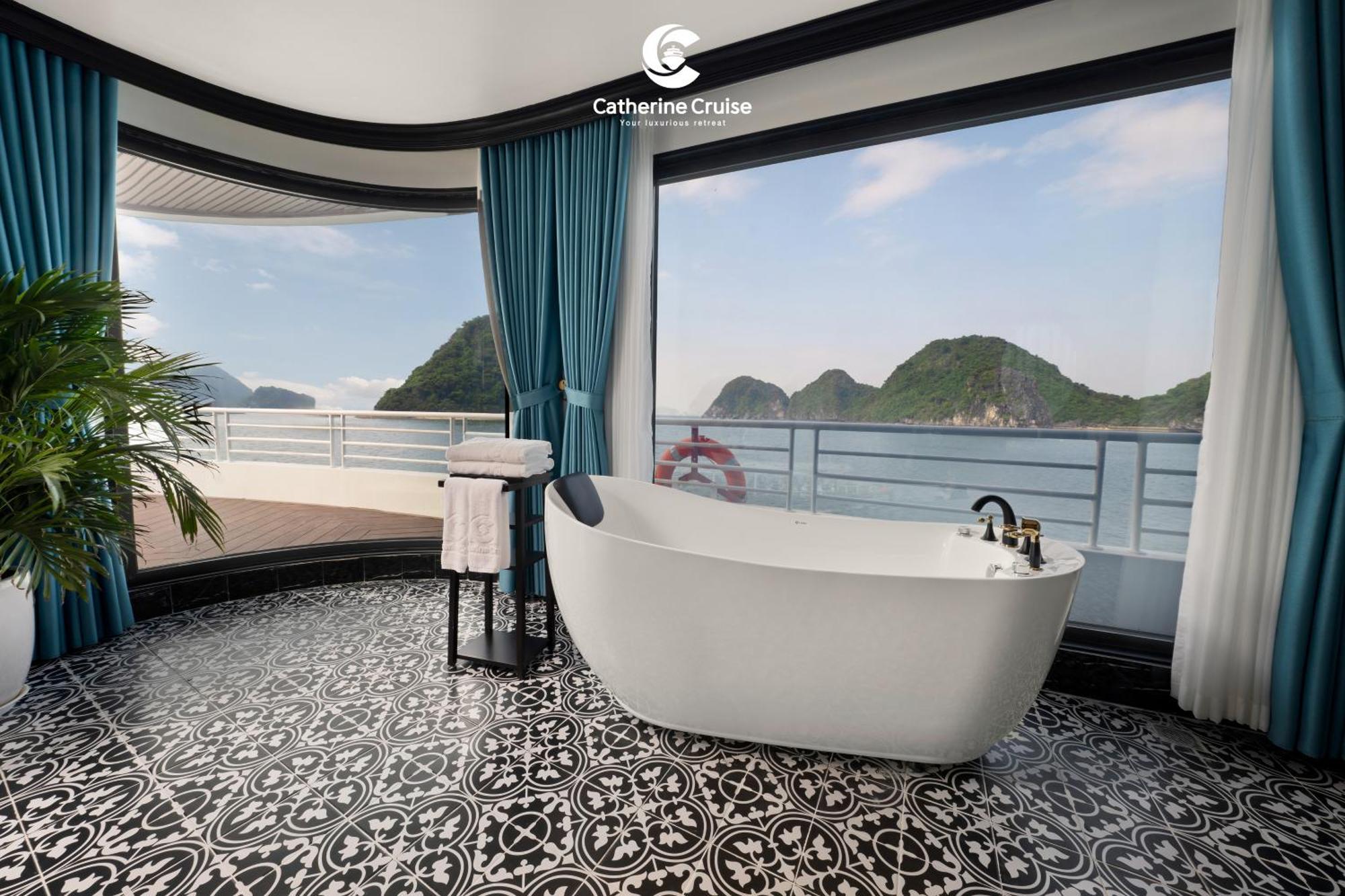  Catherine Cruises Bay