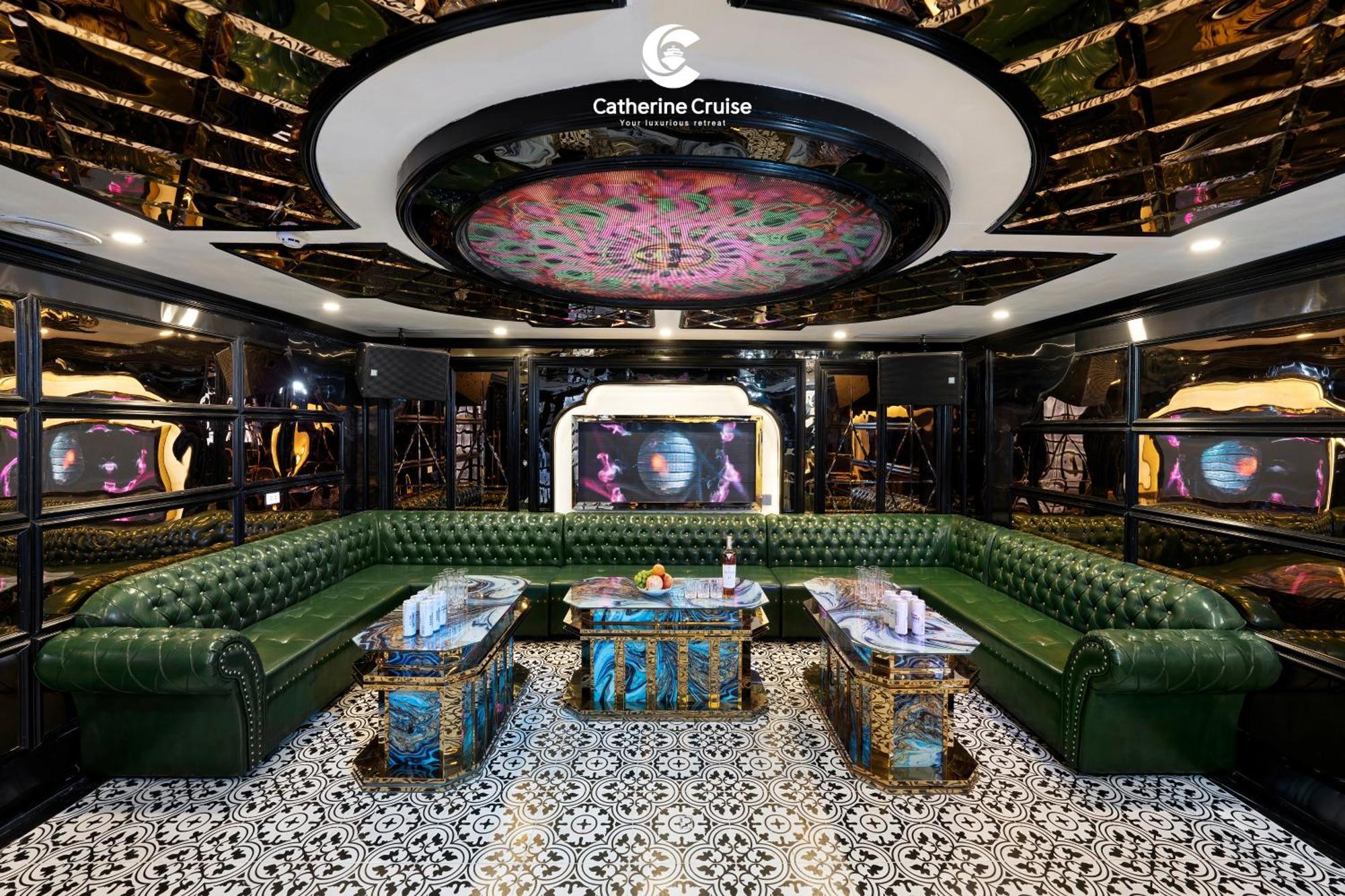  Catherine Cruises Bay