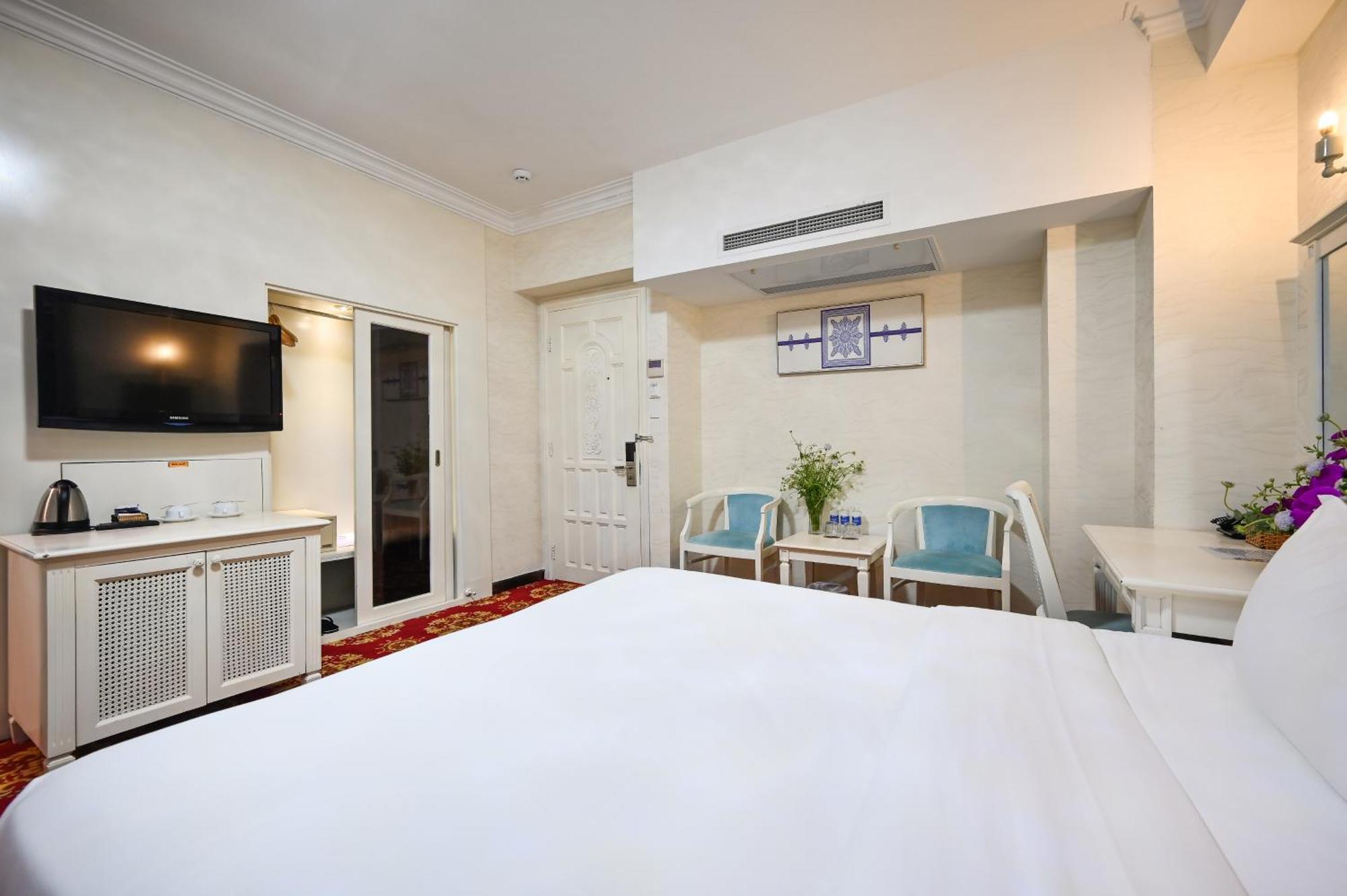 California Saigon & Rooftop Pool