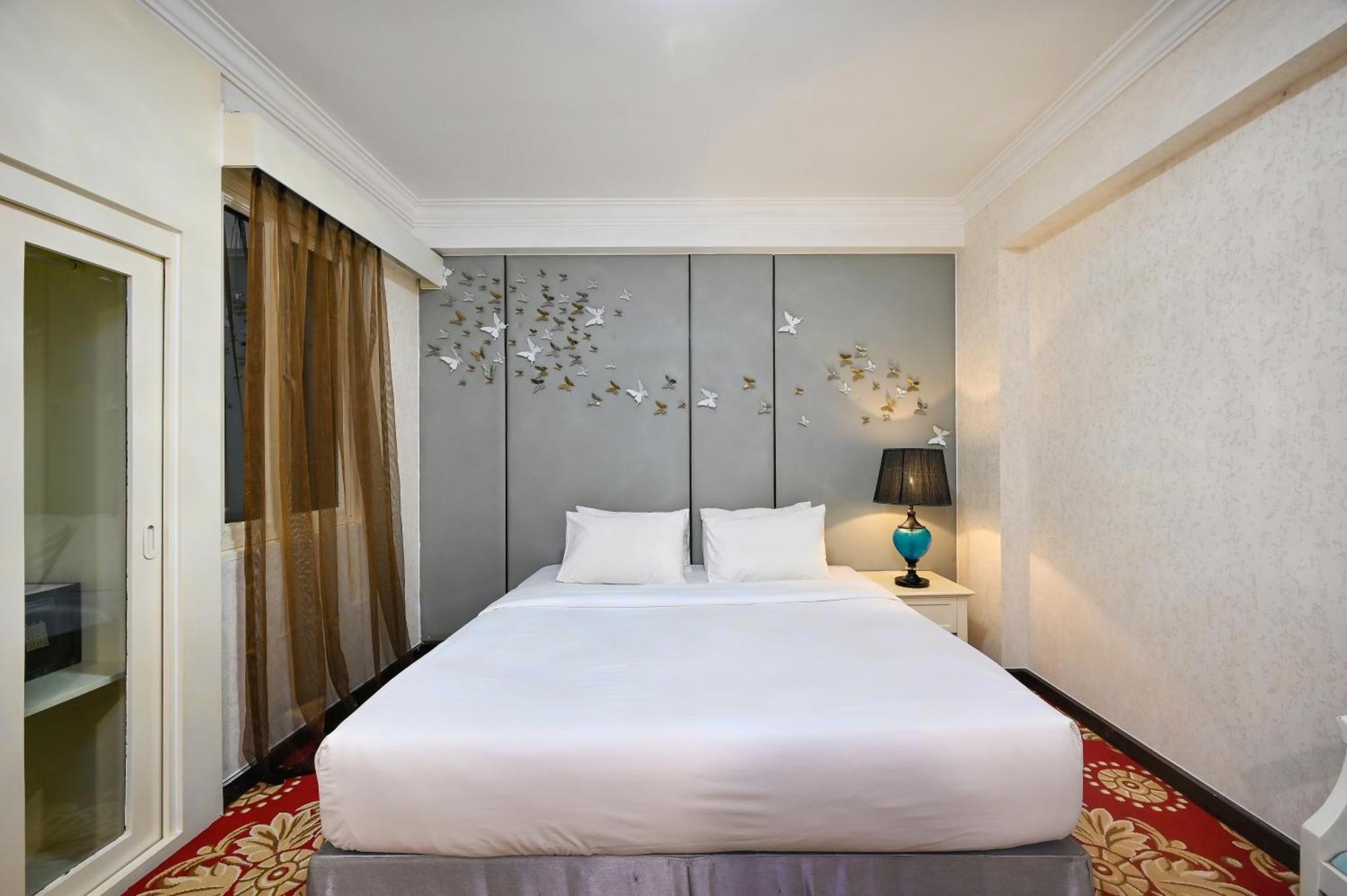 California Saigon & Rooftop Pool Hotel 3*