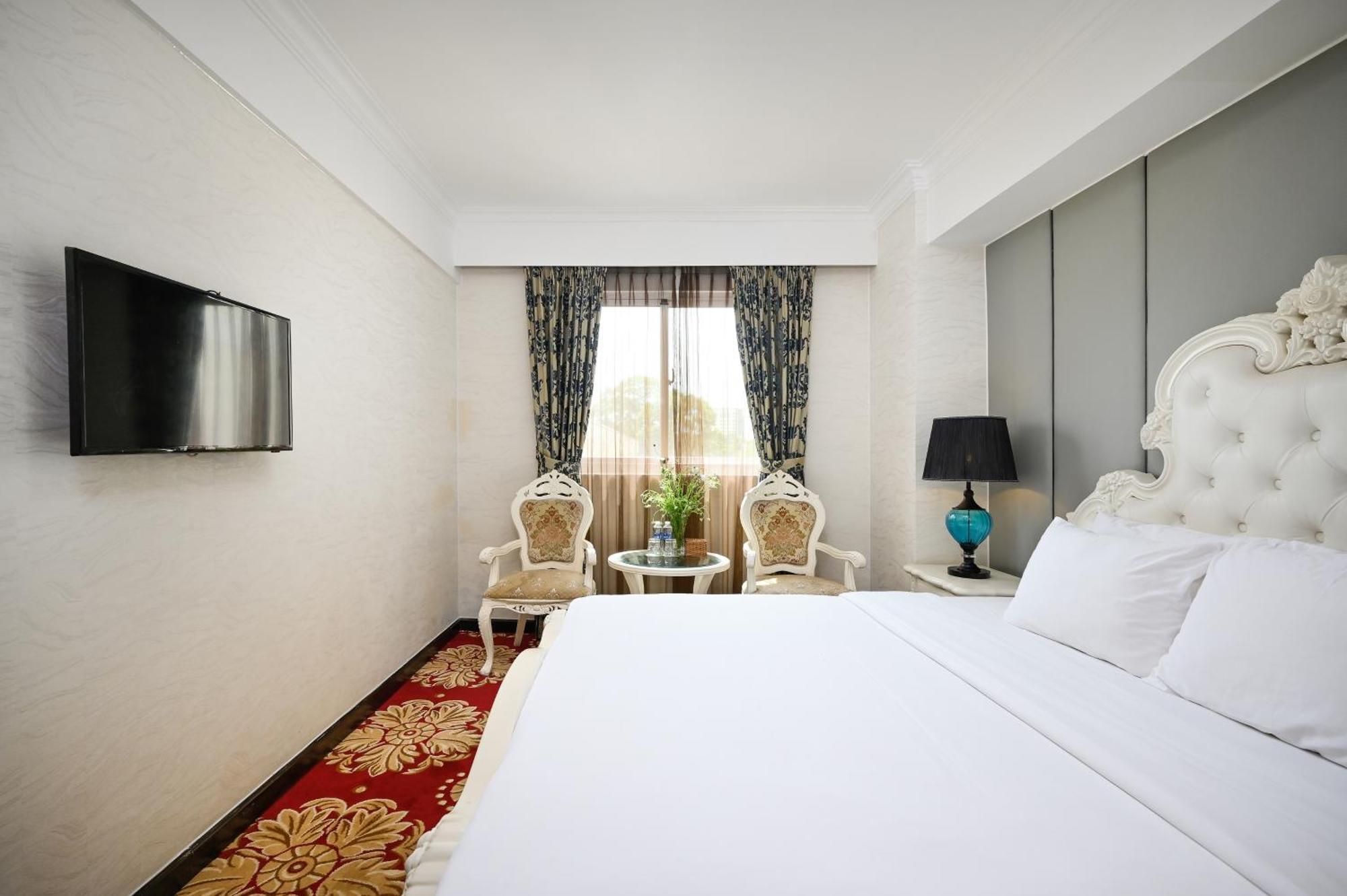 Hotel California Saigon & Rooftop Pool
