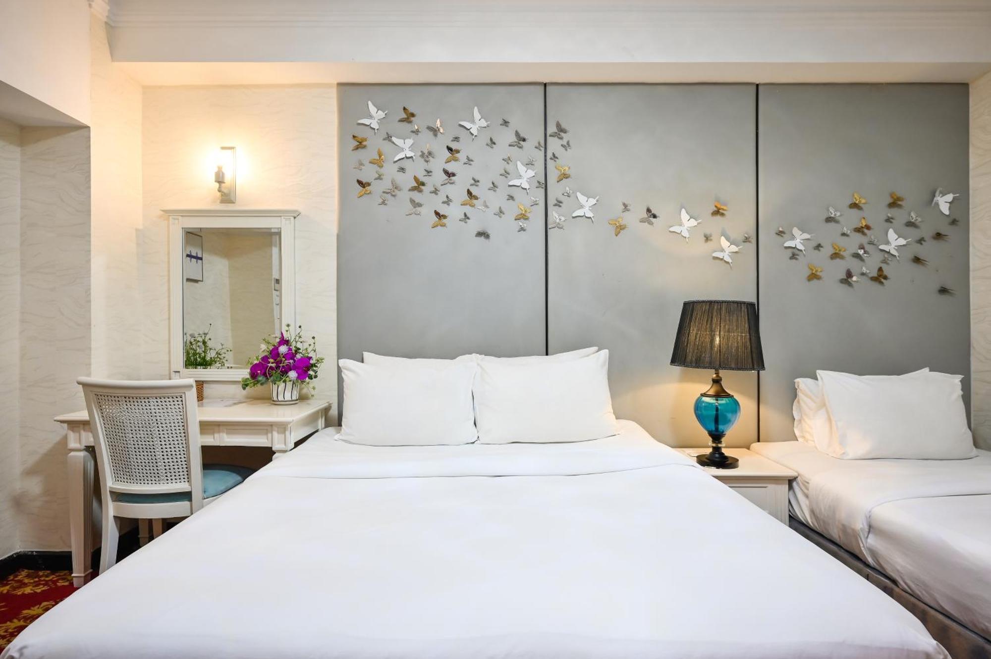 California Saigon & Rooftop Pool Hotel 3*