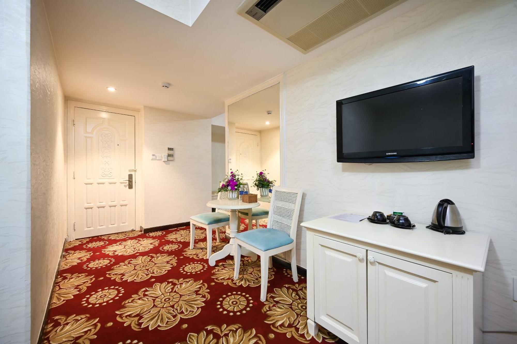 Hotel California Saigon & Rooftop Pool 3*