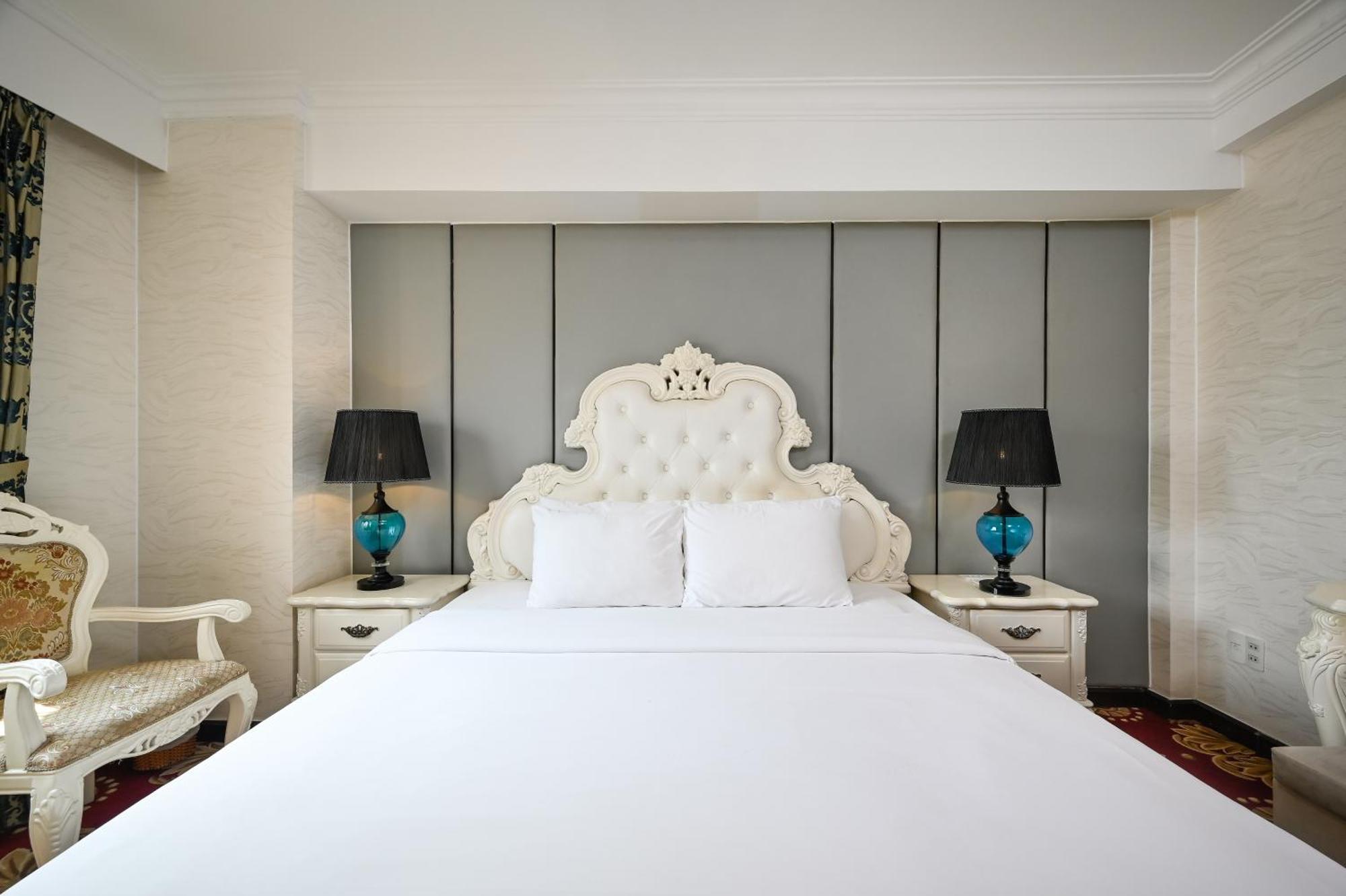 California Saigon & Rooftop Pool Hotel