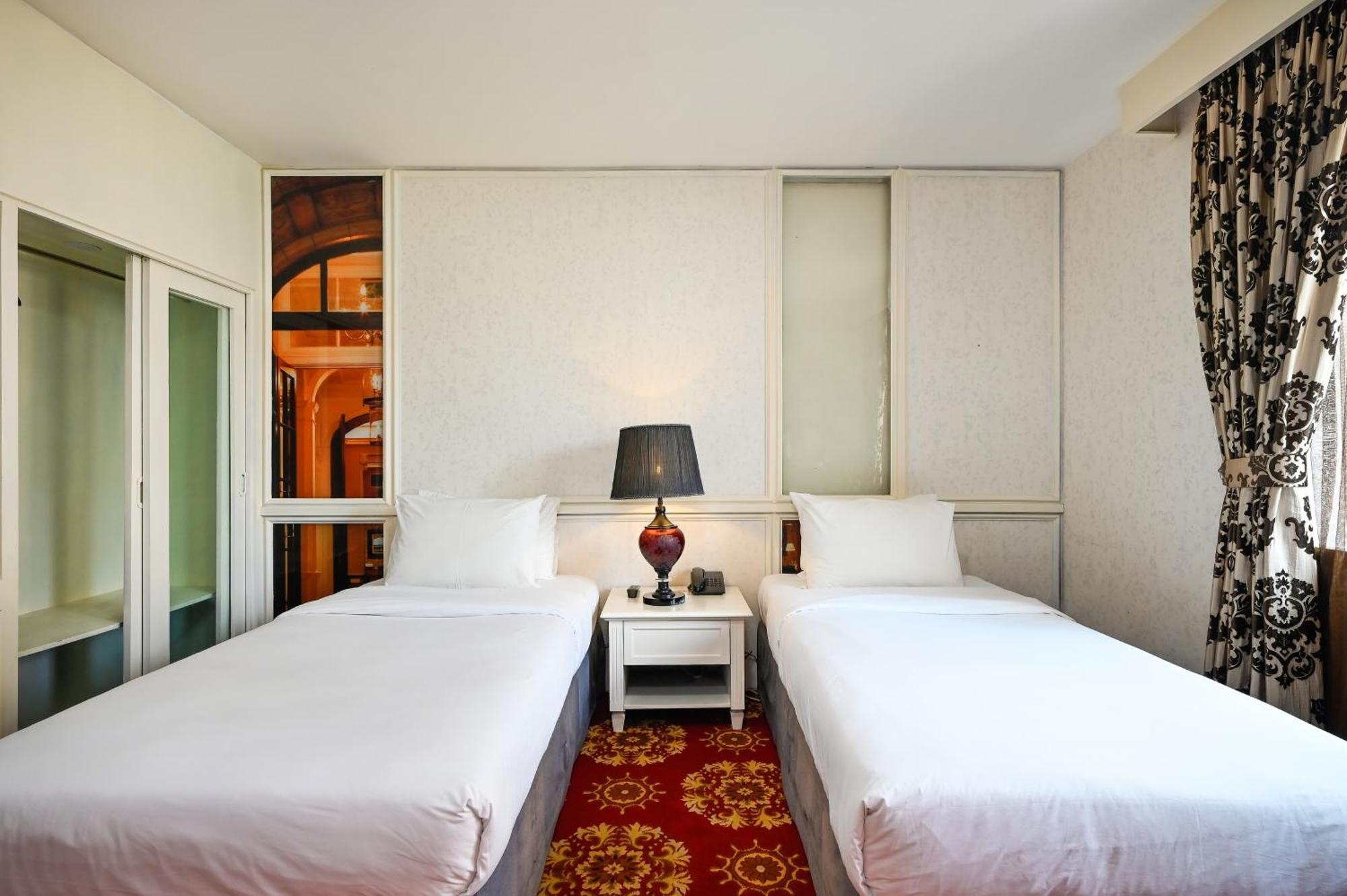 California Saigon & Rooftop Pool Hotel