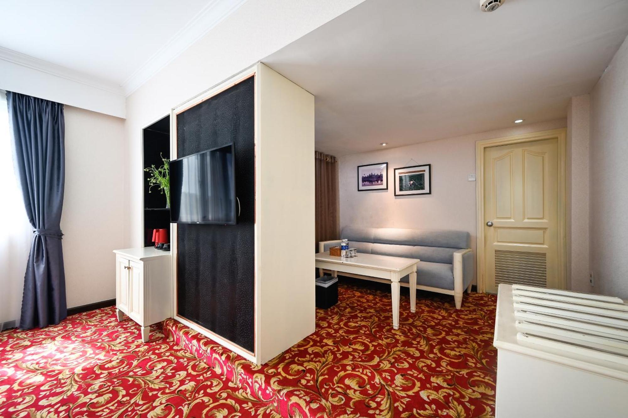 Hotel California Saigon & Rooftop Pool 3*