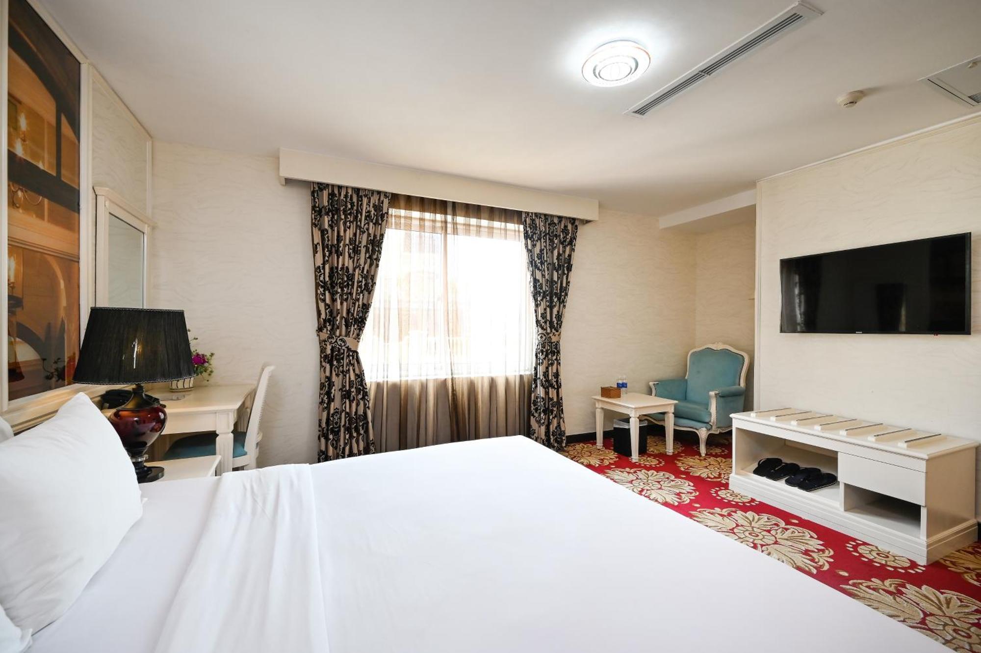 California Saigon & Rooftop Pool Hotel 3*