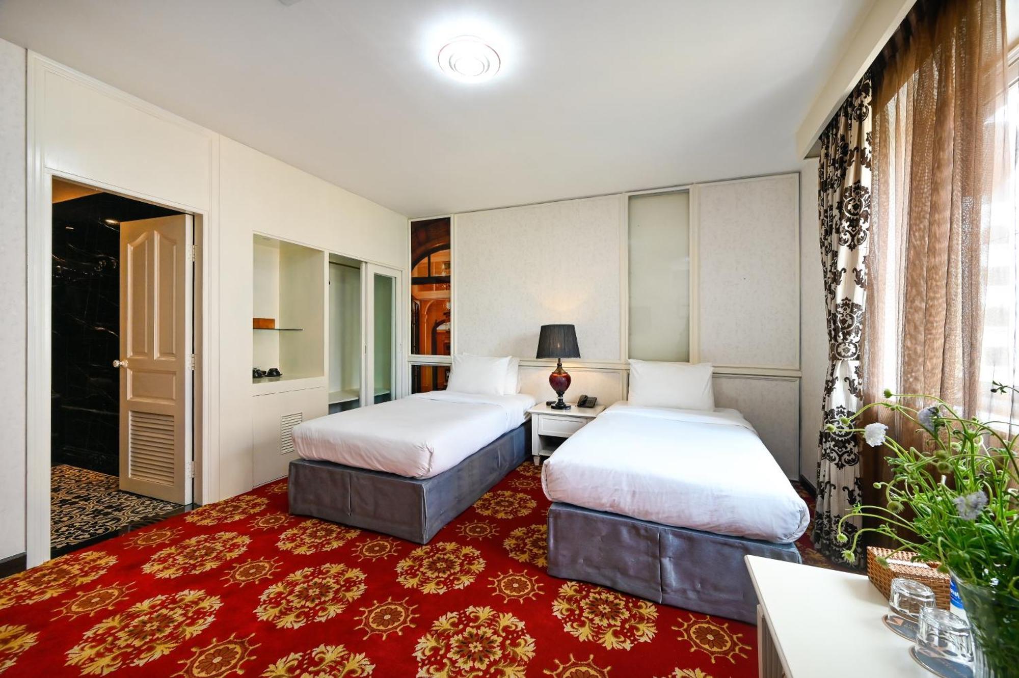 Hotel California Saigon & Rooftop Pool