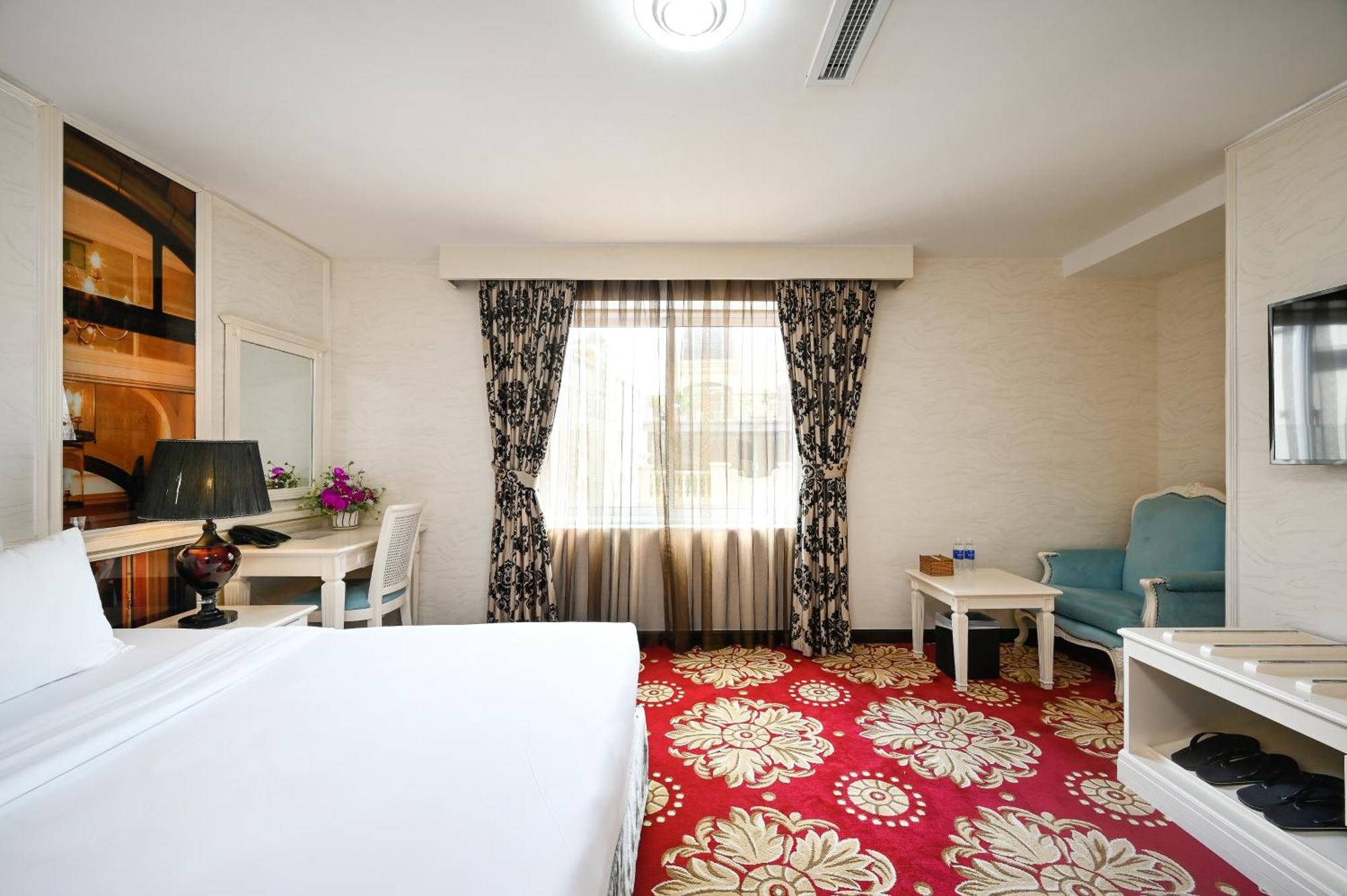 California Saigon & Rooftop Pool Hotel