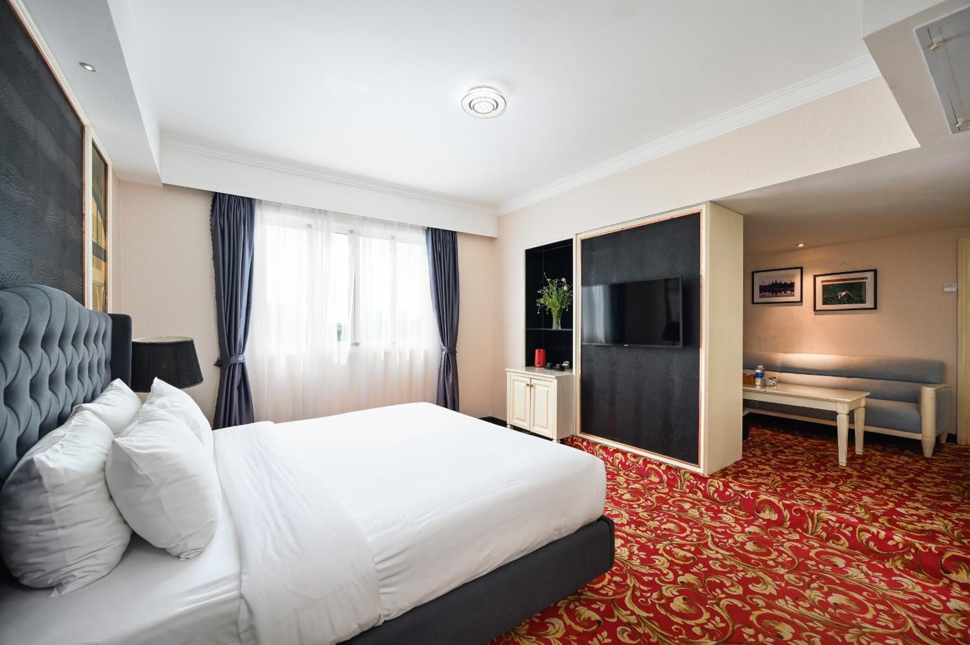 Hotel California Saigon & Rooftop Pool