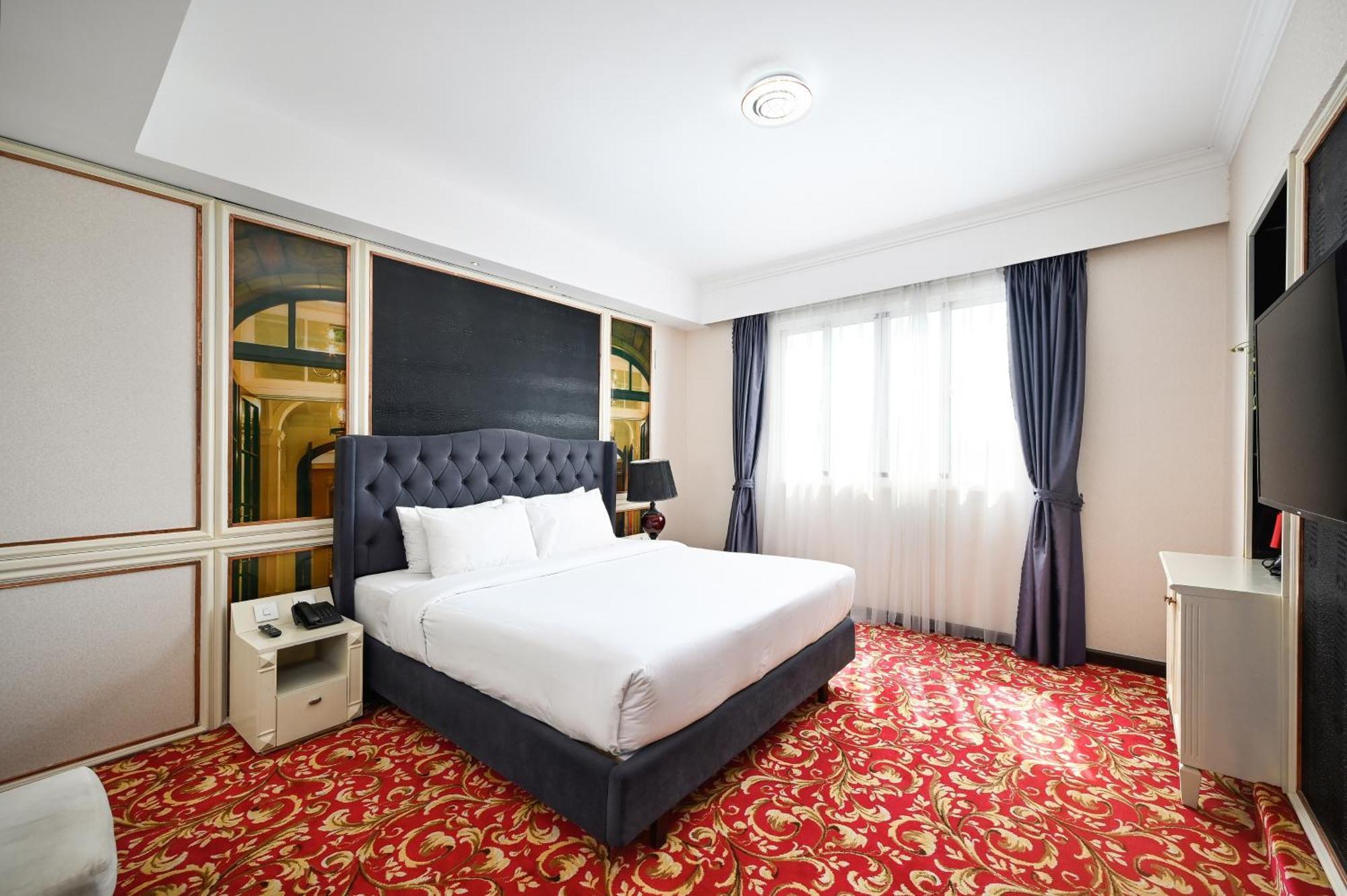 California Saigon & Rooftop Pool Hotel 3*