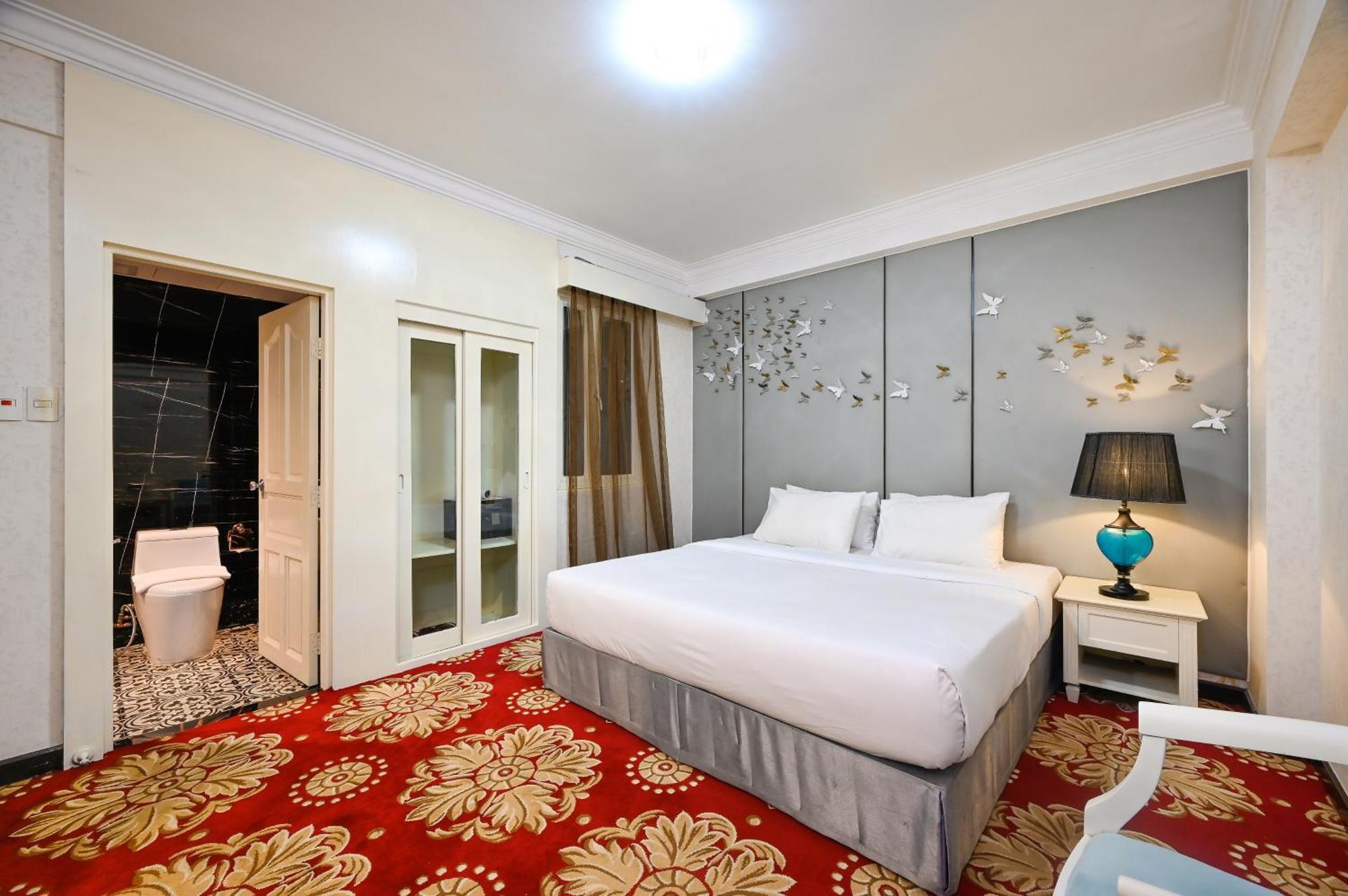 Hotel California Saigon & Rooftop Pool