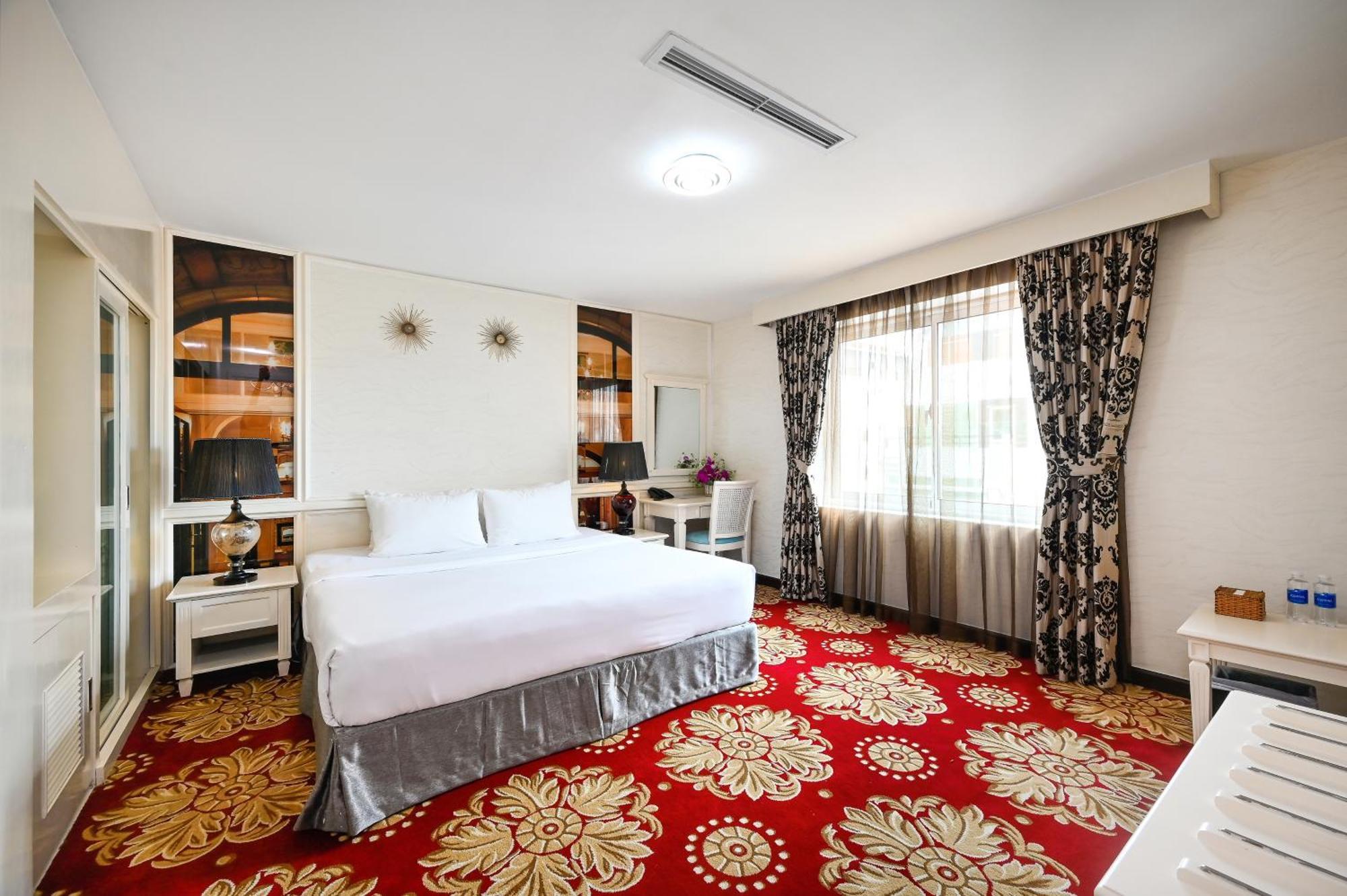 Hotel California Saigon & Rooftop Pool 3*