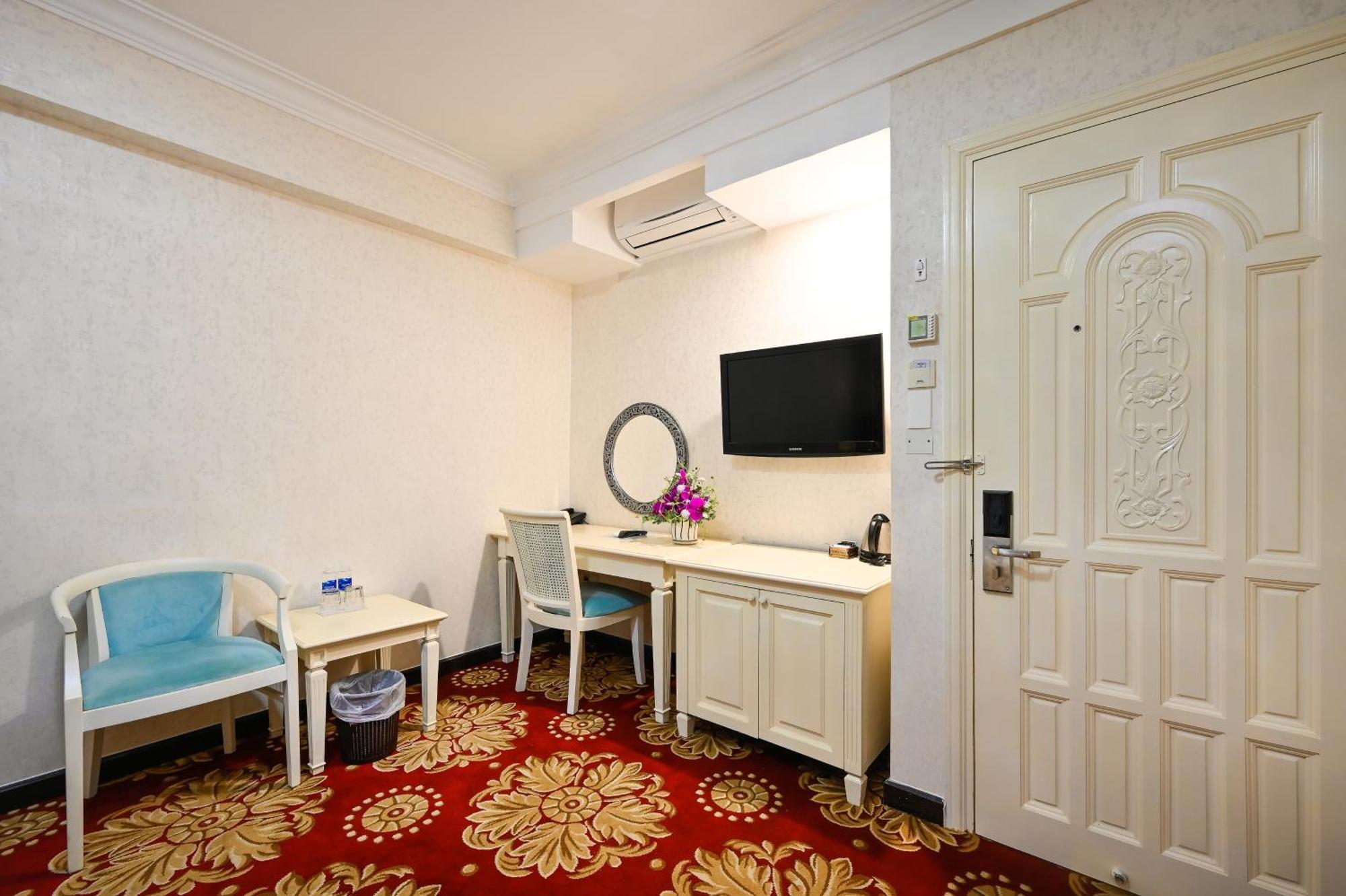 California Saigon & Rooftop Pool 3* Ho Chi Minh City