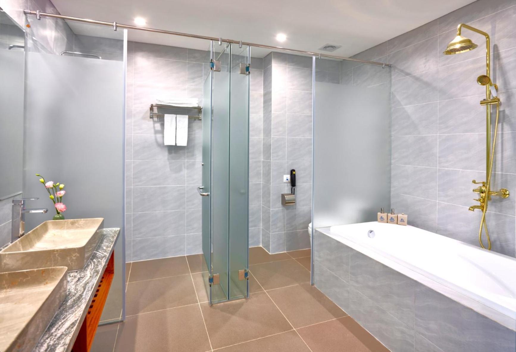 Wyndham Grand Vedana 5*
