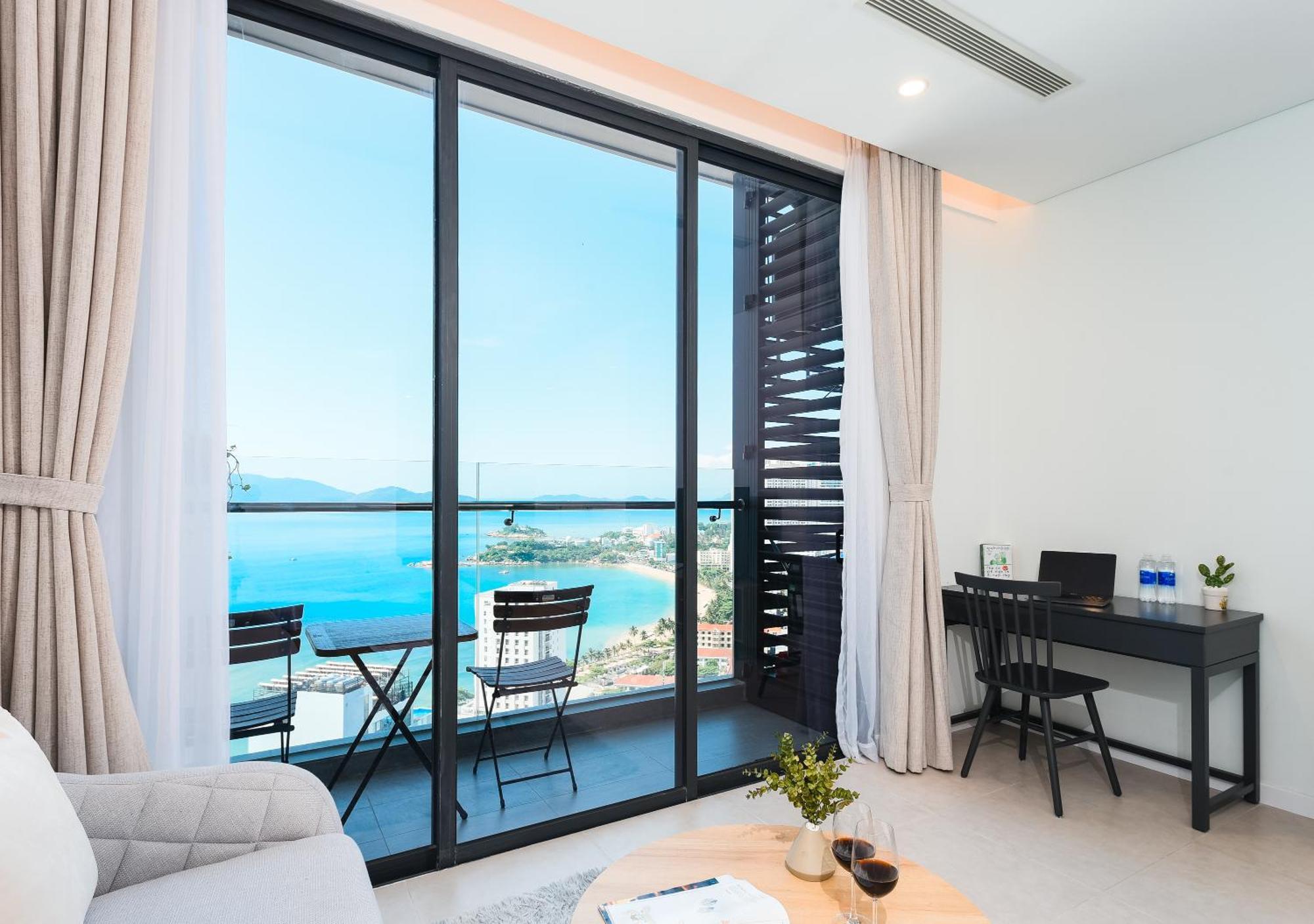 S Lux Scenia Bay Apartment *
