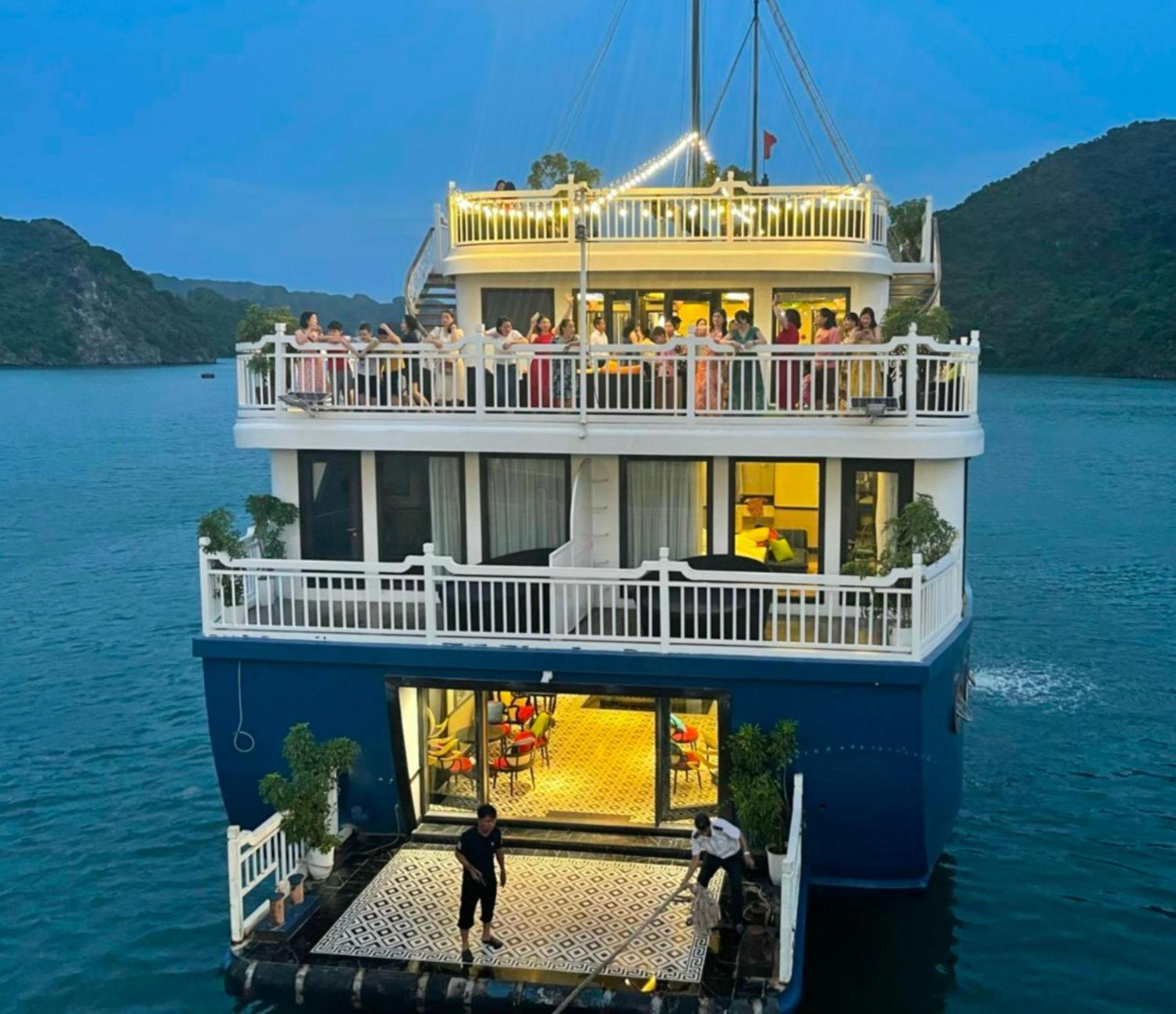  Lotus Elegance Cruise