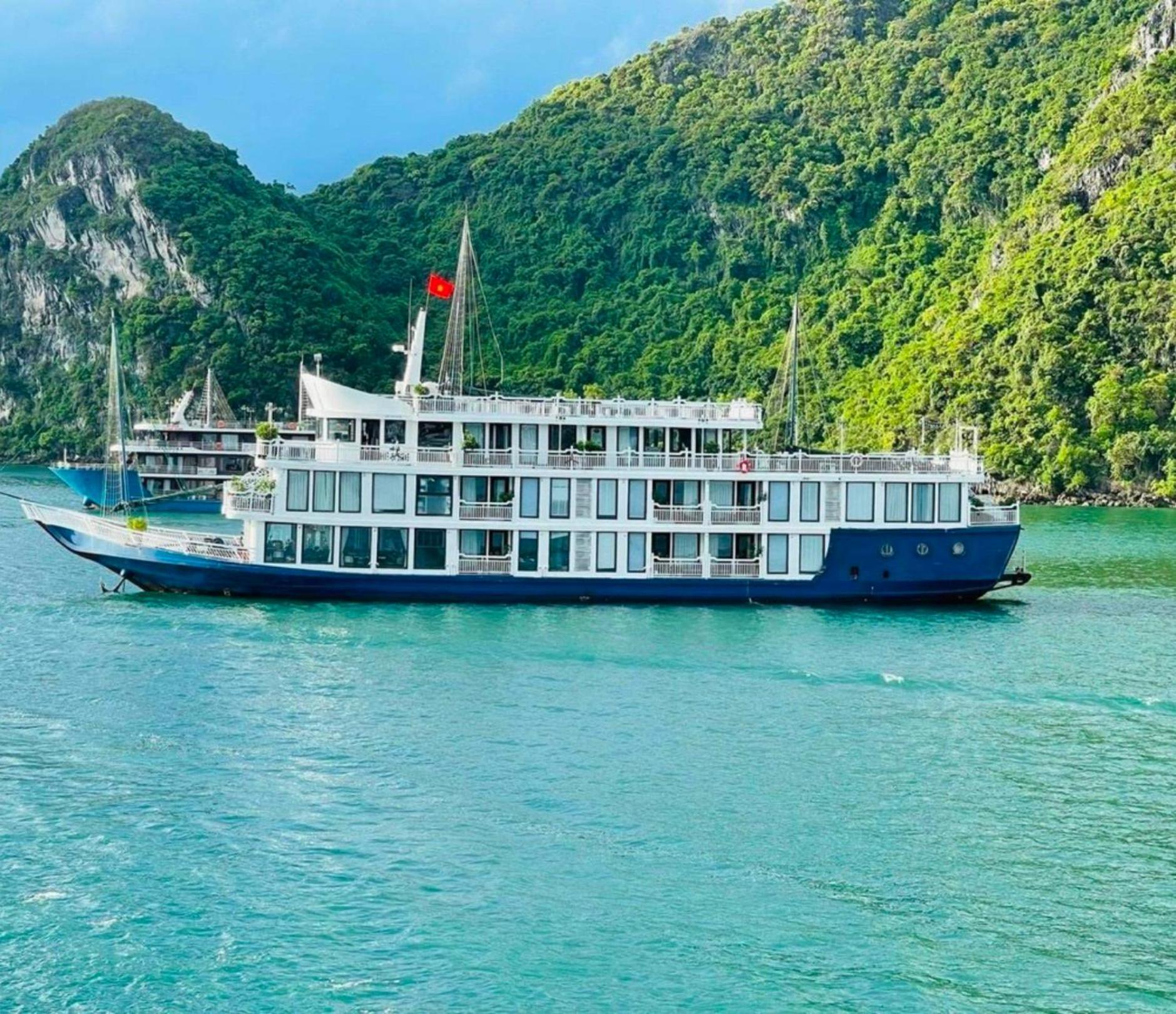 Lotus Elegance Cruise Hạ Long