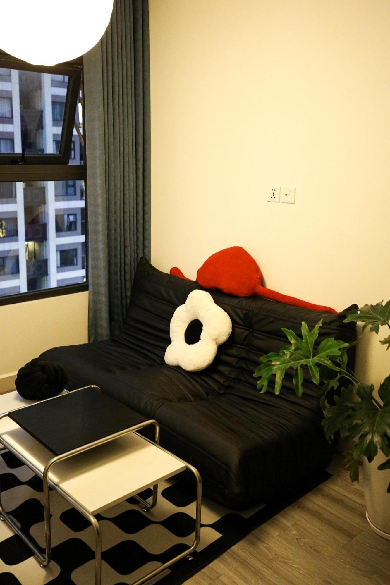Apartment 1br Vinhomes Balcony! Bauhaus Style Cozy House Hanoi