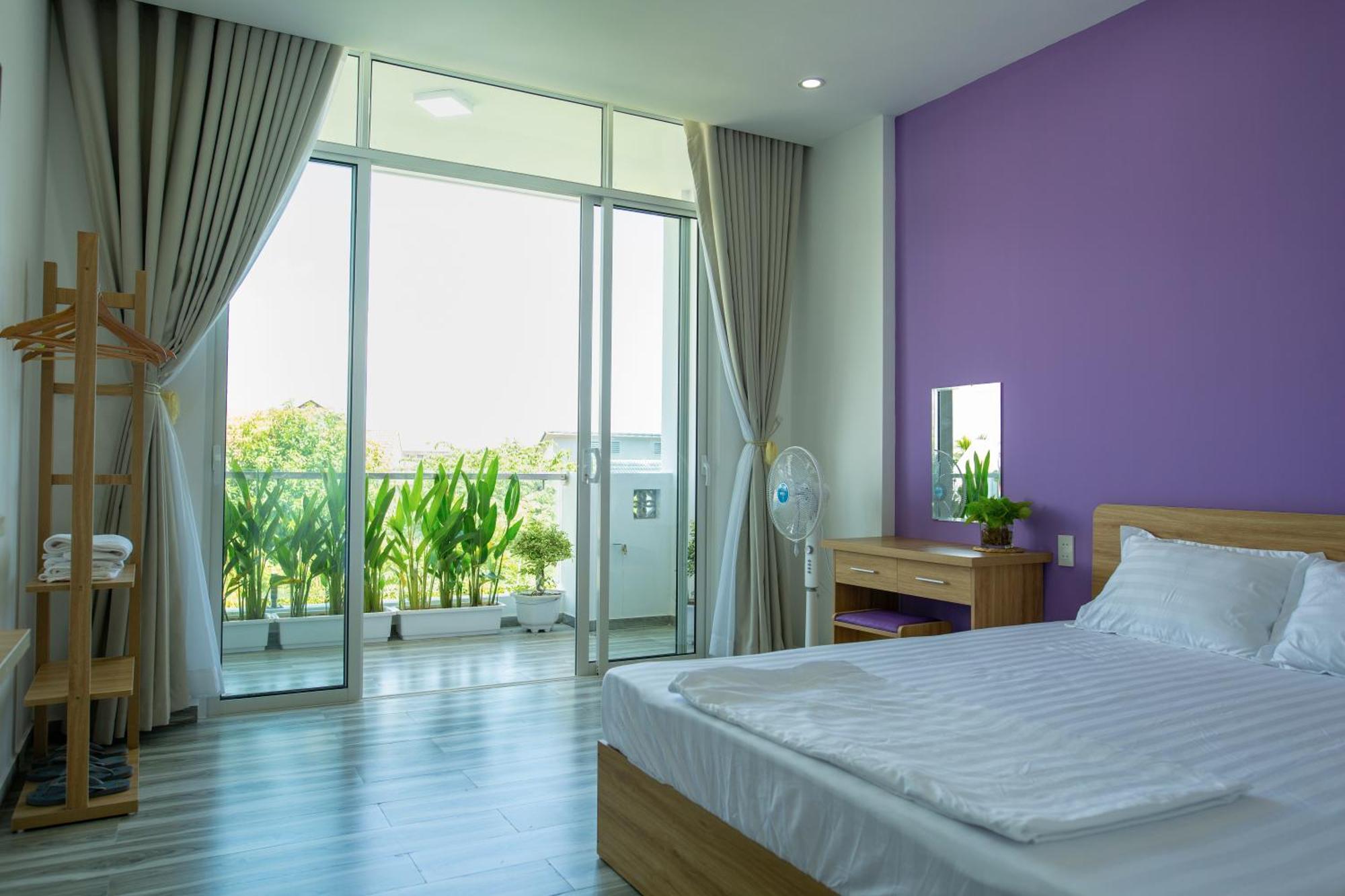 Violet Hue * Thon Lai The