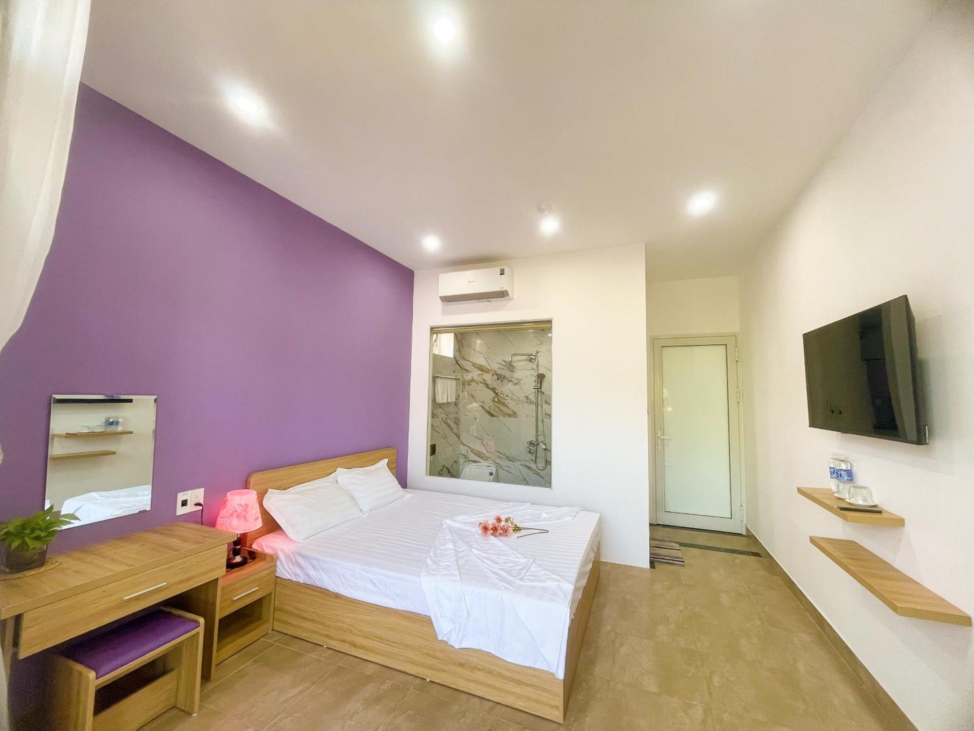 Violet Hue * Thon Lai The