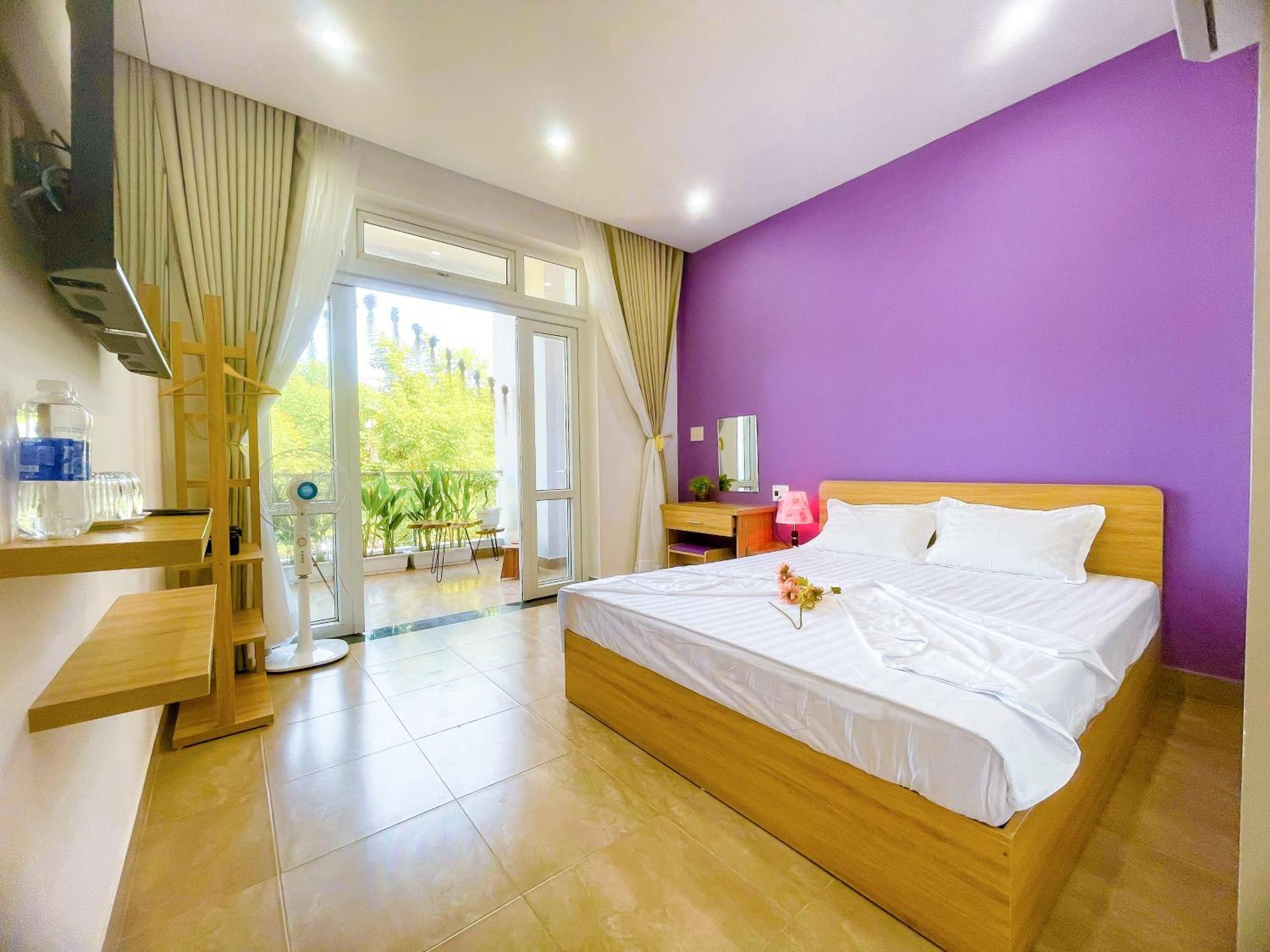 Violet Hue * Thon Lai The