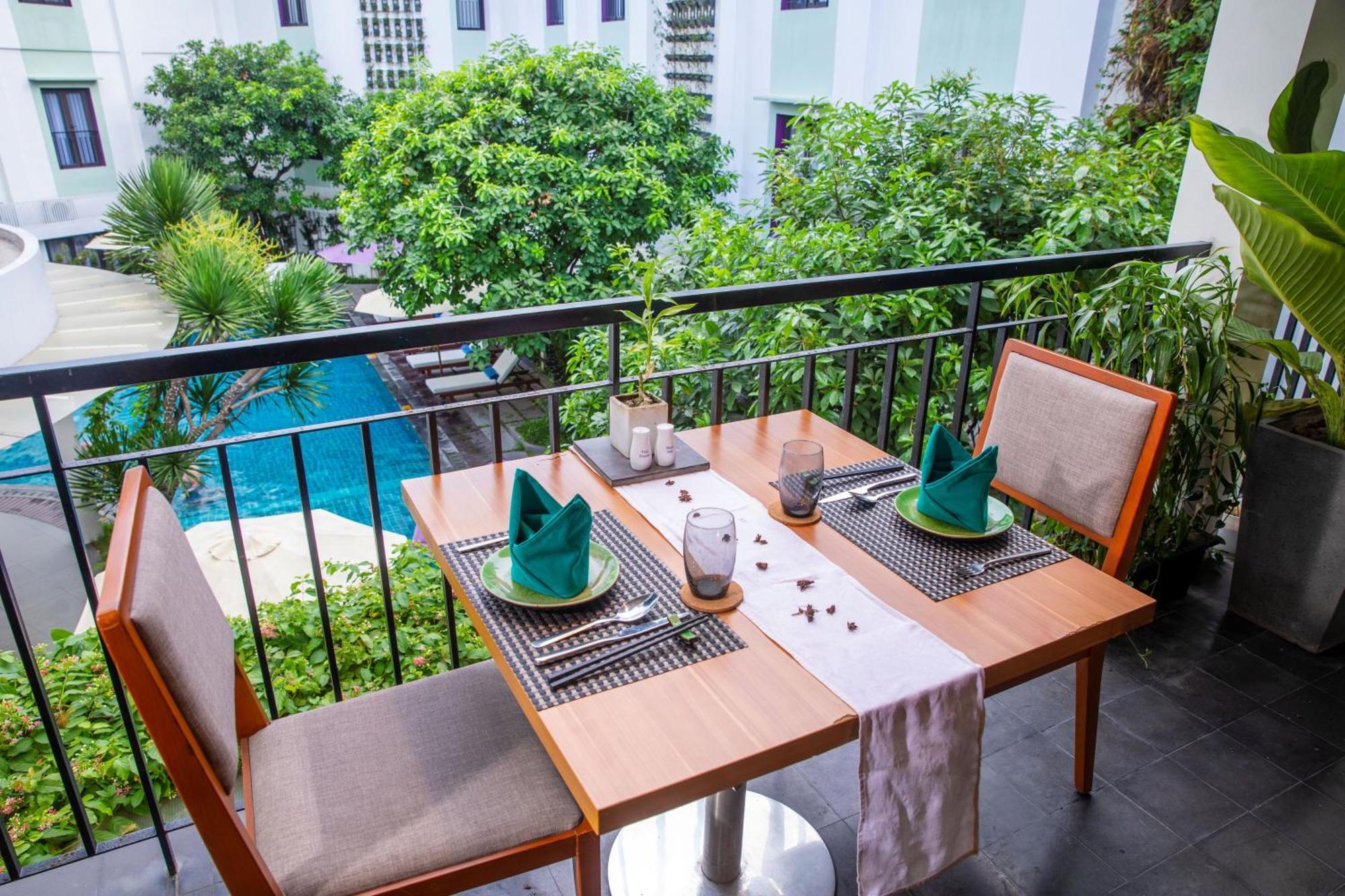 Khách sạn Emm 4*