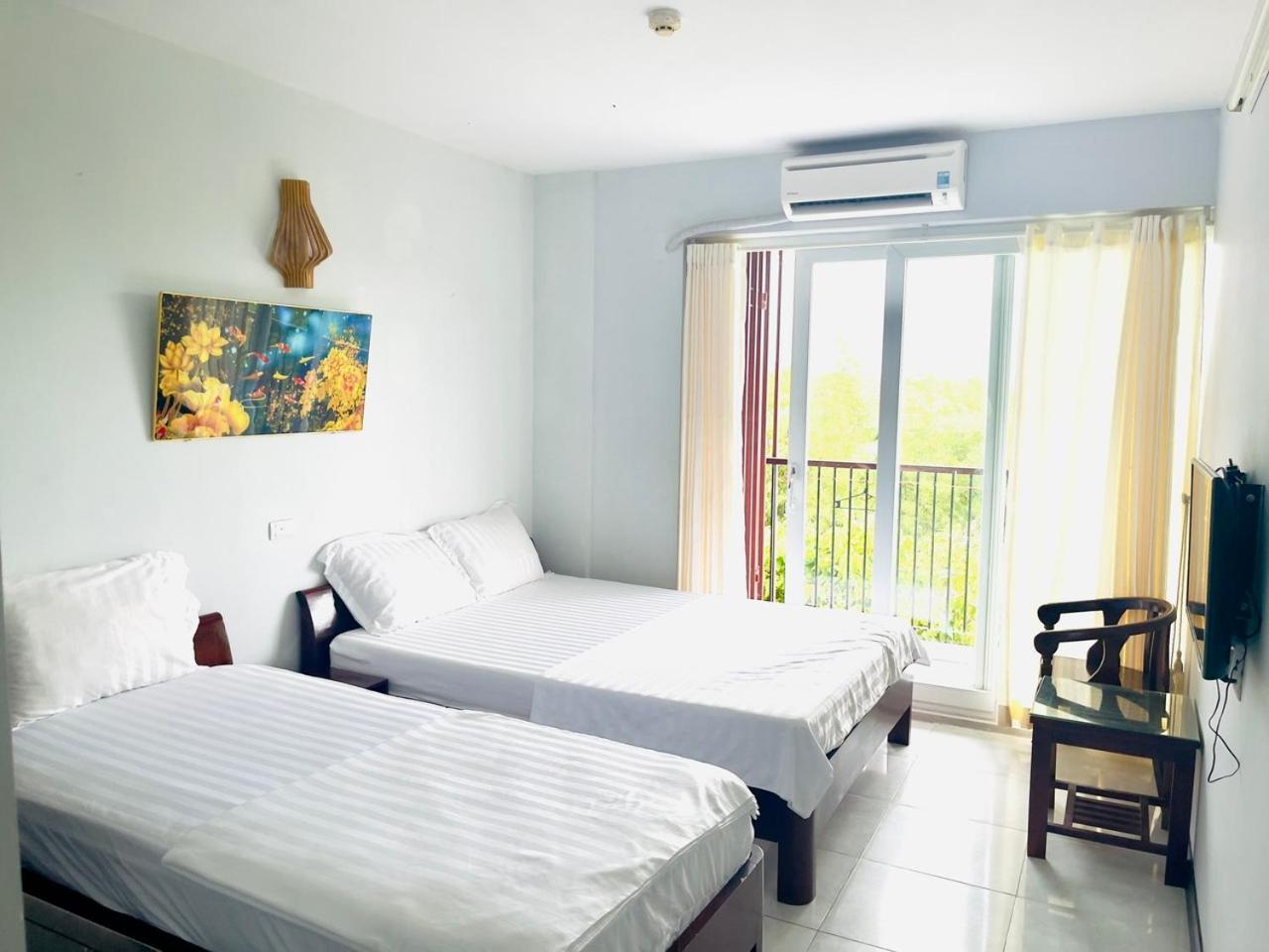 Night Market Hotel *