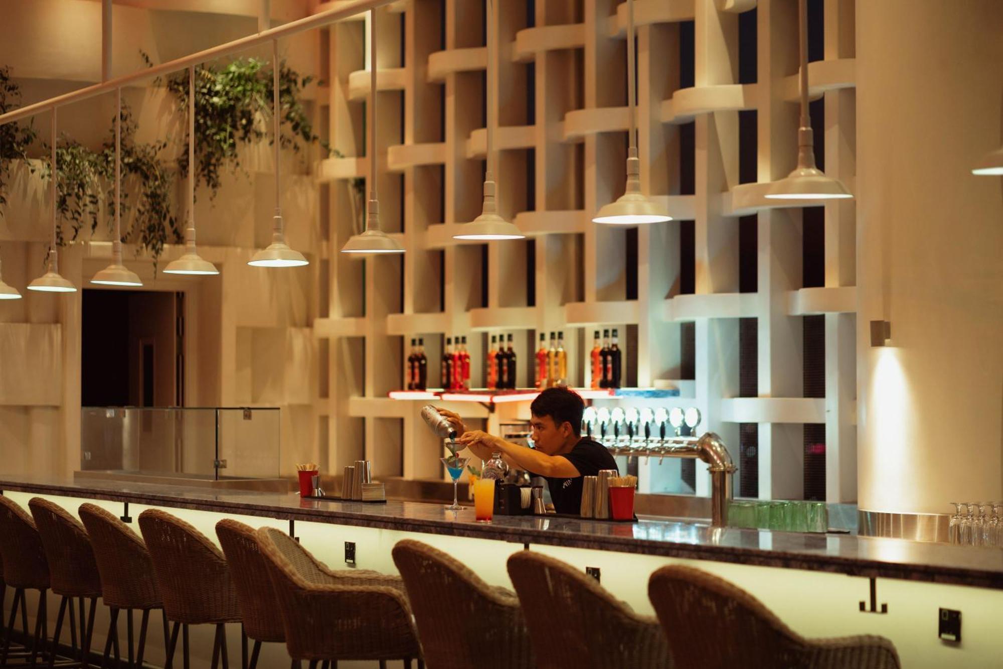 Wink - 24hrs & Rooftop Pool Bar