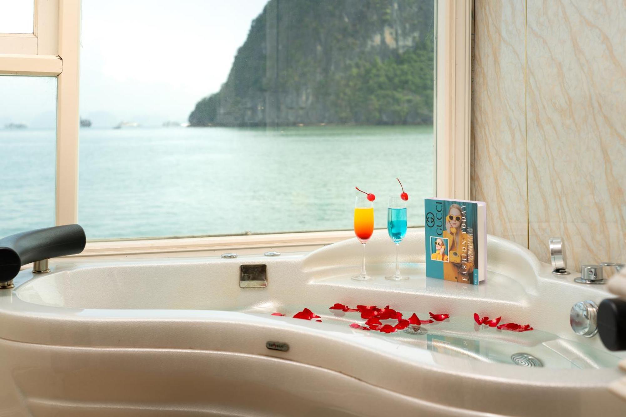 Botel Halong Aquamarine Royal Cruise Hạ Long