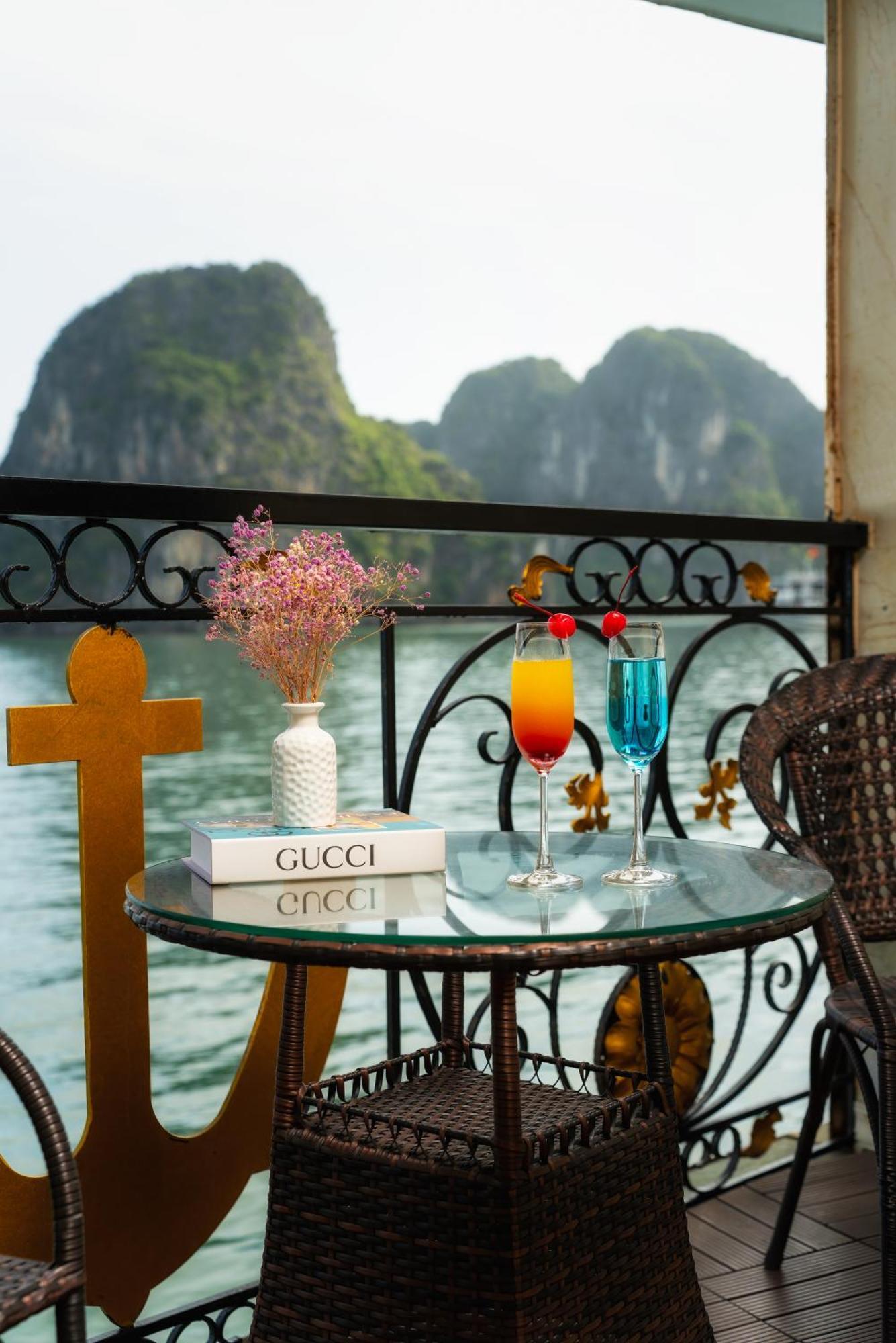 Halong Aquamarine Royal Cruise Botel 5*