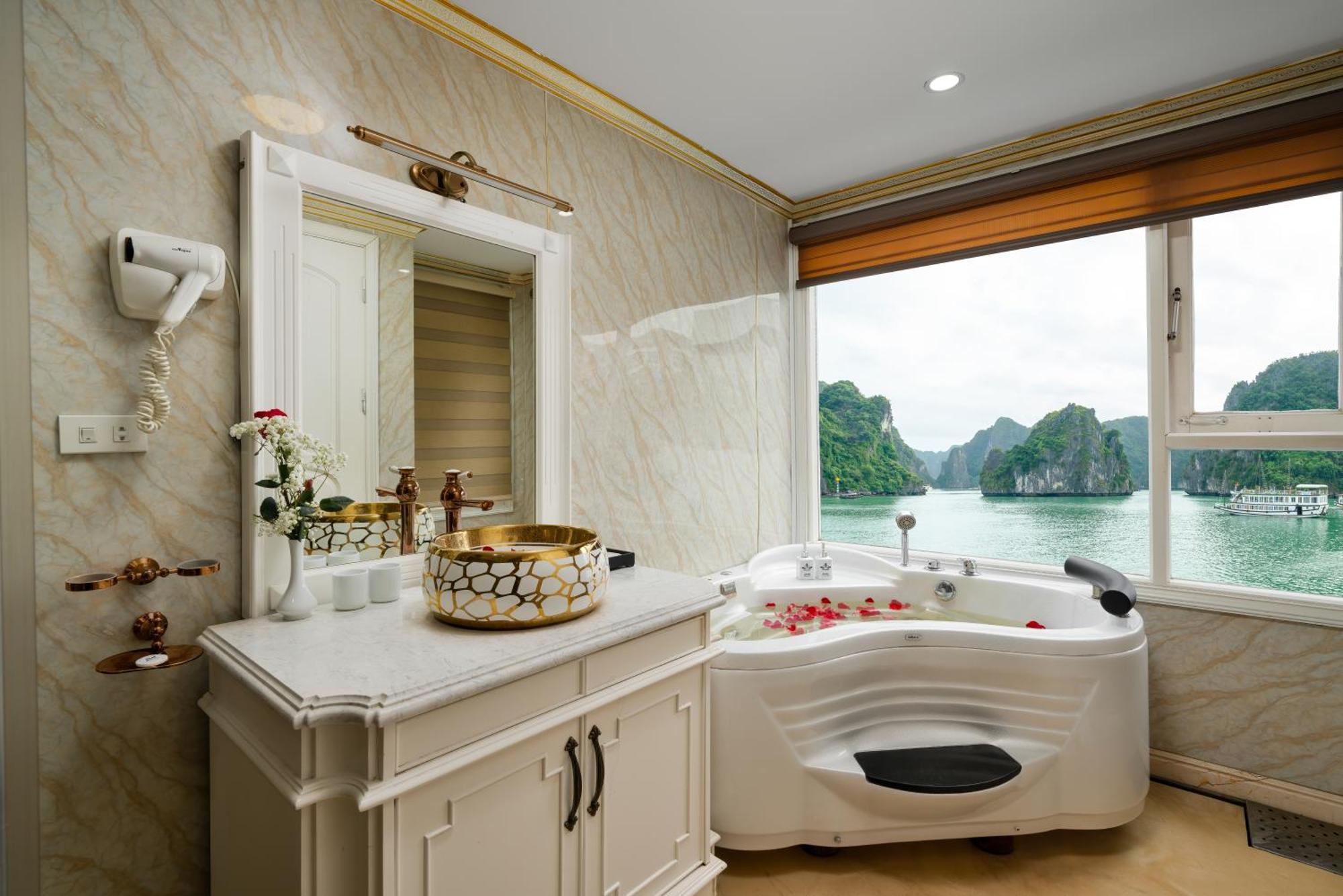 Botel Halong Aquamarine Royal Cruise 5*