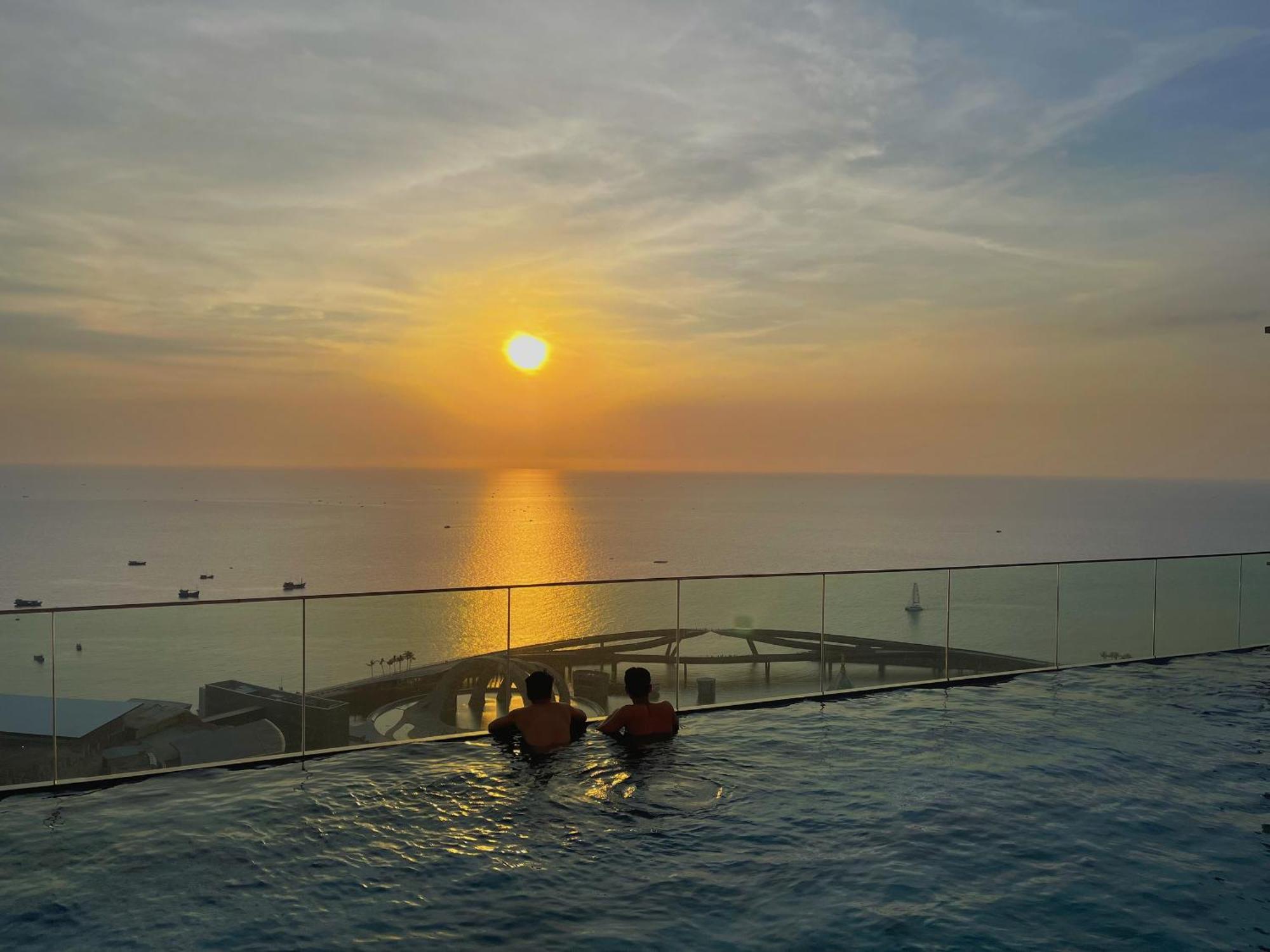 We Young By Hofs - Fireworks & Ocean View Phu Quoc